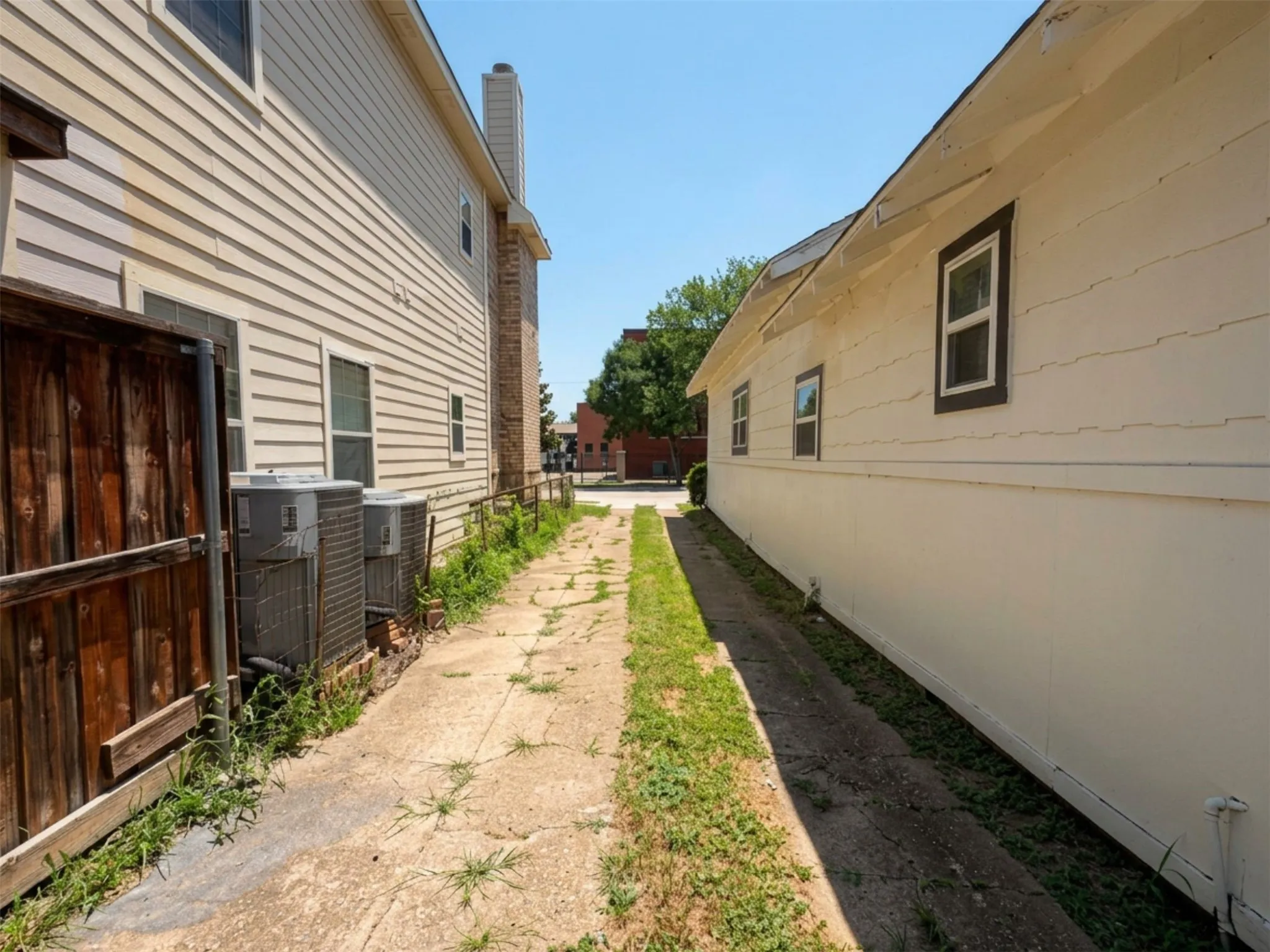 Single Family Residence For Rent in Tarrant County , 2011 N Houston Street, Fort Worth, Texas 76164, 4 Bedrooms, 3 Bathrooms, Garage spaces, 2,188 Sqft, built in 1925, Price $3,000, mls#21322966, Real Estate Agent in Fort Worth, Homes For Rent in Tarrant county, Homes For Rent in Fort Worth, Realtor in Fort Worth Texas, Real Estate Brokerage Independent Realty Texas, Luminita Cordes Realtor