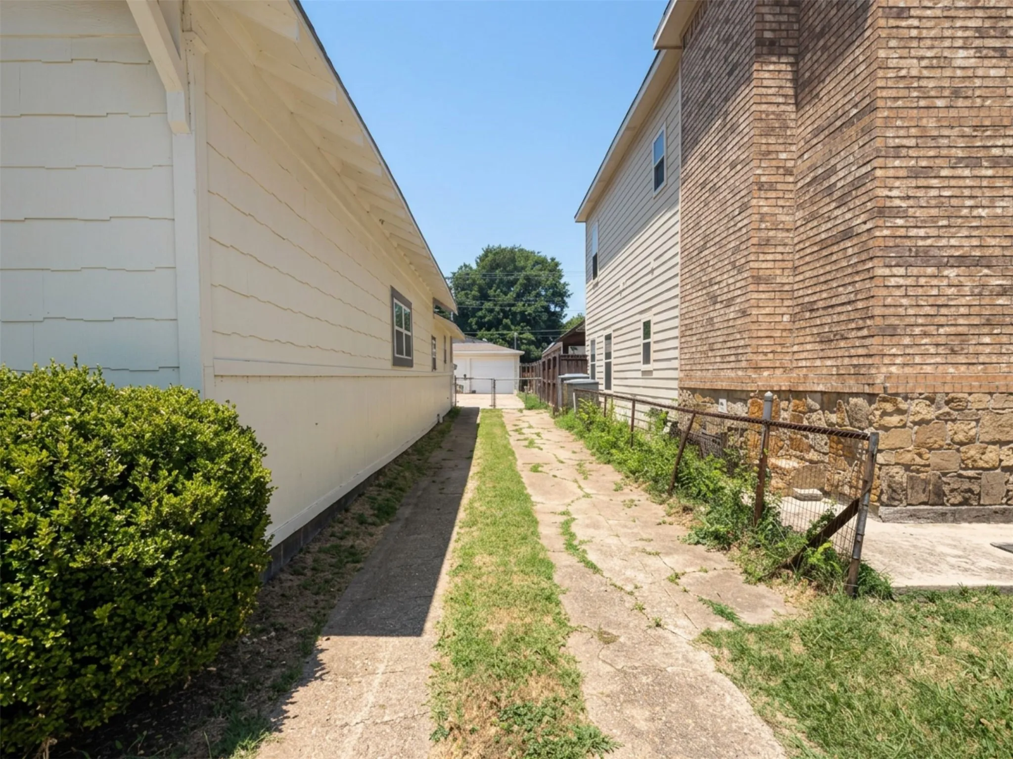 Single Family Residence For Rent in Tarrant County , 2011 N Houston Street, Fort Worth, Texas 76164, 4 Bedrooms, 3 Bathrooms, Garage spaces, 2,188 Sqft, built in 1925, Price $3,000, mls#21322966, Real Estate Agent in Fort Worth, Homes For Rent in Tarrant county, Homes For Rent in Fort Worth, Realtor in Fort Worth Texas, Real Estate Brokerage Independent Realty Texas, Luminita Cordes Realtor