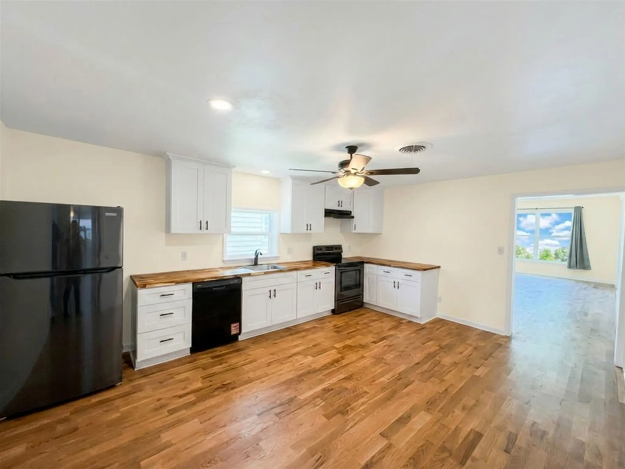 Single Family Residence For Rent in Tarrant County , 2011 N Houston Street, Fort Worth, Texas 76164, 4 Bedrooms, 3 Bathrooms, Garage spaces, 2,188 Sqft, built in 1925, Price $3,000, mls#21322966, Real Estate Agent in Fort Worth, Homes For Rent in Tarrant county, Homes For Rent in Fort Worth, Realtor in Fort Worth Texas, Real Estate Brokerage Independent Realty Texas, Luminita Cordes Realtor
