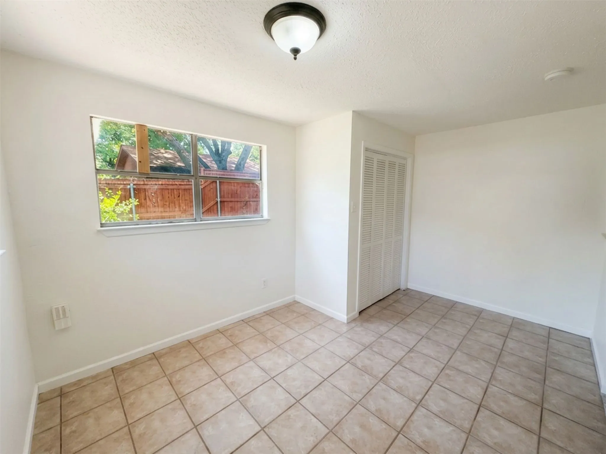 Single Family Residence For Rent in Tarrant County , 2011 N Houston Street, Fort Worth, Texas 76164, 4 Bedrooms, 3 Bathrooms, Garage spaces, 2,188 Sqft, built in 1925, Price $3,000, mls#21322966, Real Estate Agent in Fort Worth, Homes For Rent in Tarrant county, Homes For Rent in Fort Worth, Realtor in Fort Worth Texas, Real Estate Brokerage Independent Realty Texas, Luminita Cordes Realtor