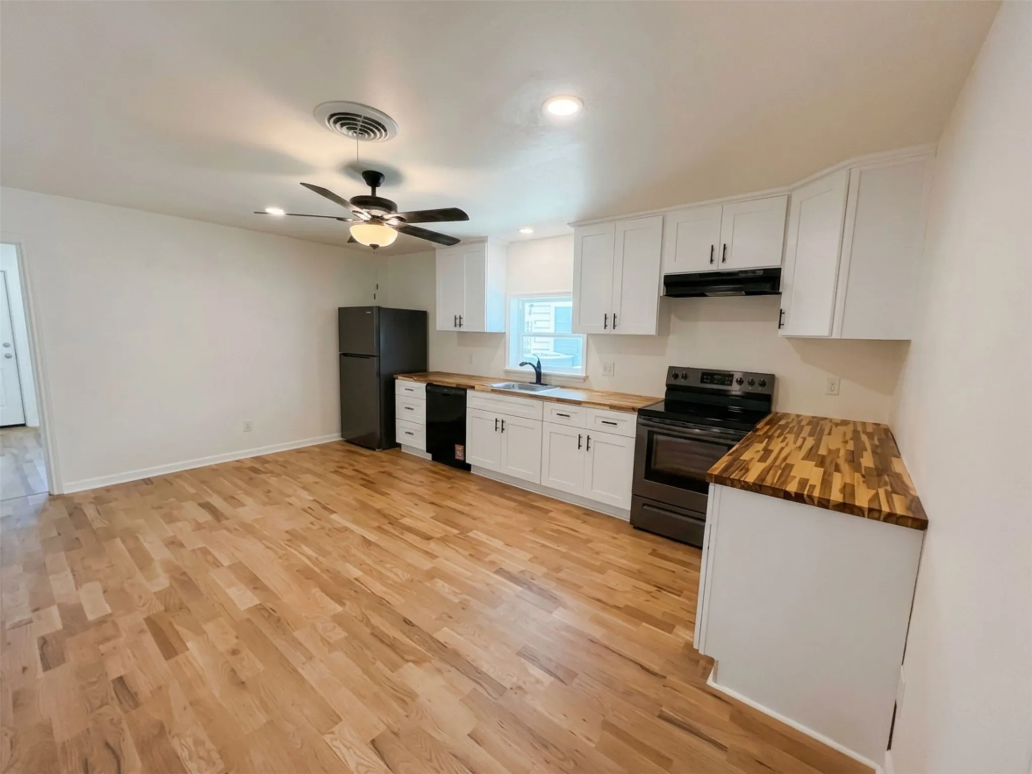 Single Family Residence For Rent in Tarrant County , 2011 N Houston Street, Fort Worth, Texas 76164, 4 Bedrooms, 3 Bathrooms, Garage spaces, 2,188 Sqft, built in 1925, Price $3,000, mls#21322966, Real Estate Agent in Fort Worth, Homes For Rent in Tarrant county, Homes For Rent in Fort Worth, Realtor in Fort Worth Texas, Real Estate Brokerage Independent Realty Texas, Luminita Cordes Realtor