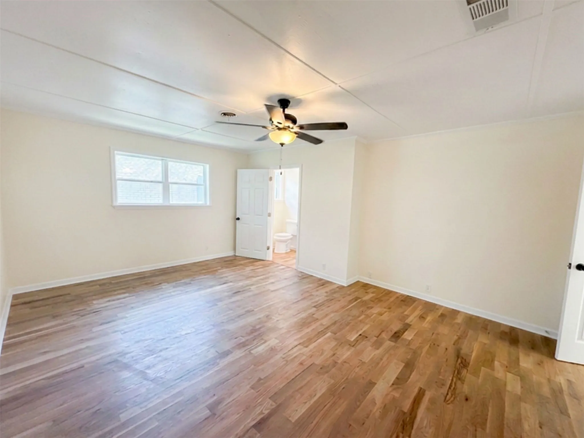 Single Family Residence For Rent in Tarrant County , 2011 N Houston Street, Fort Worth, Texas 76164, 4 Bedrooms, 3 Bathrooms, Garage spaces, 2,188 Sqft, built in 1925, Price $3,000, mls#21322966, Real Estate Agent in Fort Worth, Homes For Rent in Tarrant county, Homes For Rent in Fort Worth, Realtor in Fort Worth Texas, Real Estate Brokerage Independent Realty Texas, Luminita Cordes Realtor