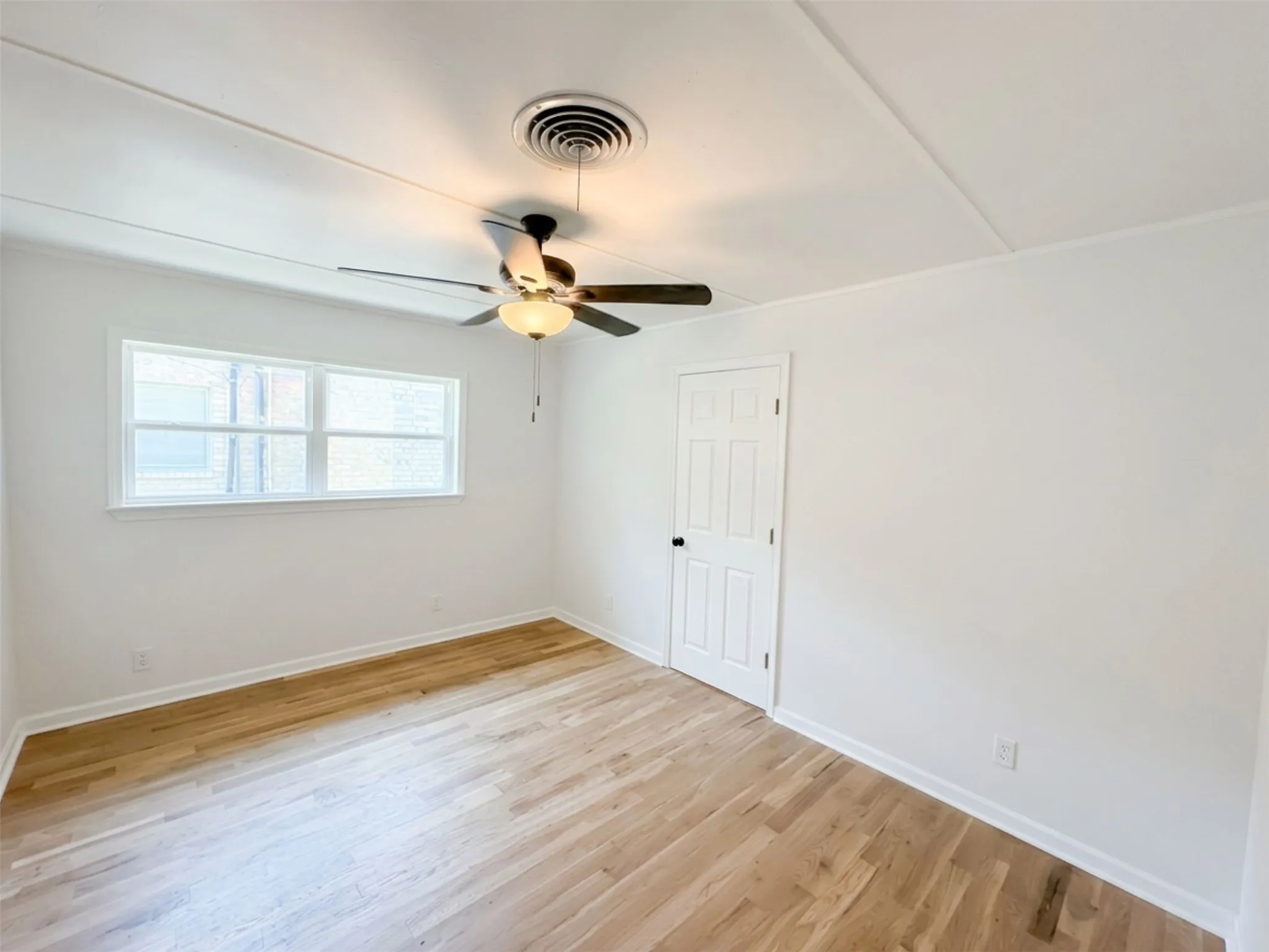 Single Family Residence For Rent in Tarrant County , 2011 N Houston Street, Fort Worth, Texas 76164, 4 Bedrooms, 3 Bathrooms, Garage spaces, 2,188 Sqft, built in 1925, Price $3,000, mls#21322966, Real Estate Agent in Fort Worth, Homes For Rent in Tarrant county, Homes For Rent in Fort Worth, Realtor in Fort Worth Texas, Real Estate Brokerage Independent Realty Texas, Luminita Cordes Realtor