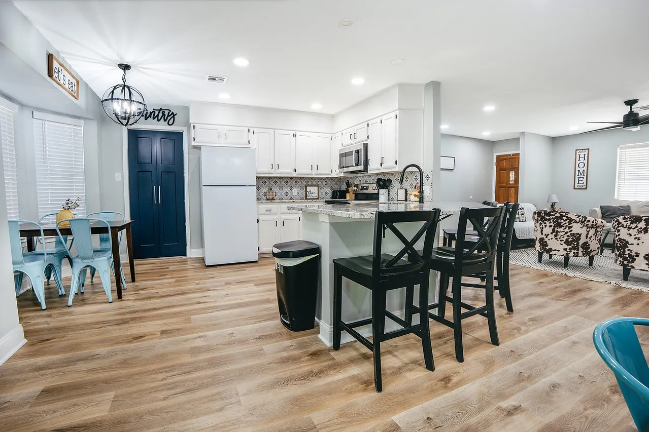 Single Family Residence For Sale in Mc Lennan County , 364 Melrose Drive, Woodway, Texas 76712, 3 Bedrooms, 3 Bathrooms, Garage spaces, 1,972 Sqft, built in 1988, Price $359,000, mls#21323056, Real Estate Agent in Woodway, Homes For Sale in Mc Lennan county, Homes For Sale in Woodway, Realtor in Woodway Texas, Real Estate Brokerage Independent Realty Texas, Luminita Cordes Realtor