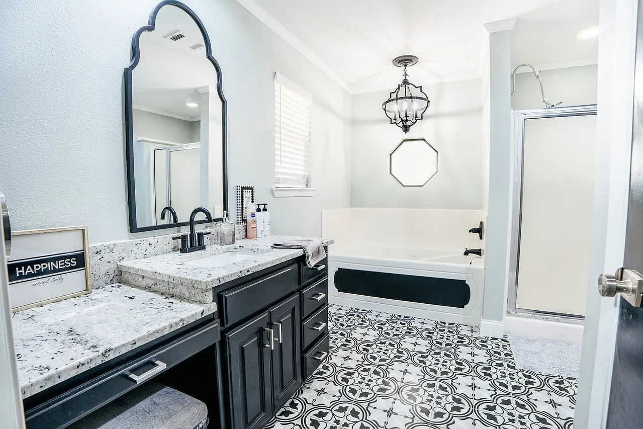 Single Family Residence For Sale in Mc Lennan County , 364 Melrose Drive, Woodway, Texas 76712, 3 Bedrooms, 3 Bathrooms, Garage spaces, 1,972 Sqft, built in 1988, Price $359,000, mls#21323056, Real Estate Agent in Woodway, Homes For Sale in Mc Lennan county, Homes For Sale in Woodway, Realtor in Woodway Texas, Real Estate Brokerage Independent Realty Texas, Luminita Cordes Realtor