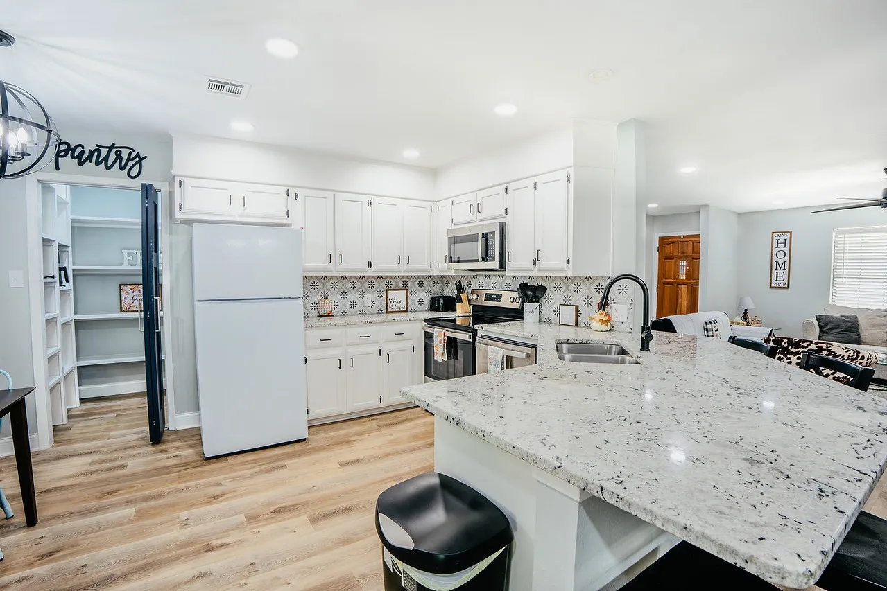 Single Family Residence For Sale in Mc Lennan County , 364 Melrose Drive, Woodway, Texas 76712, 3 Bedrooms, 3 Bathrooms, Garage spaces, 1,972 Sqft, built in 1988, Price $359,000, mls#21323056, Real Estate Agent in Woodway, Homes For Sale in Mc Lennan county, Homes For Sale in Woodway, Realtor in Woodway Texas, Real Estate Brokerage Independent Realty Texas, Luminita Cordes Realtor