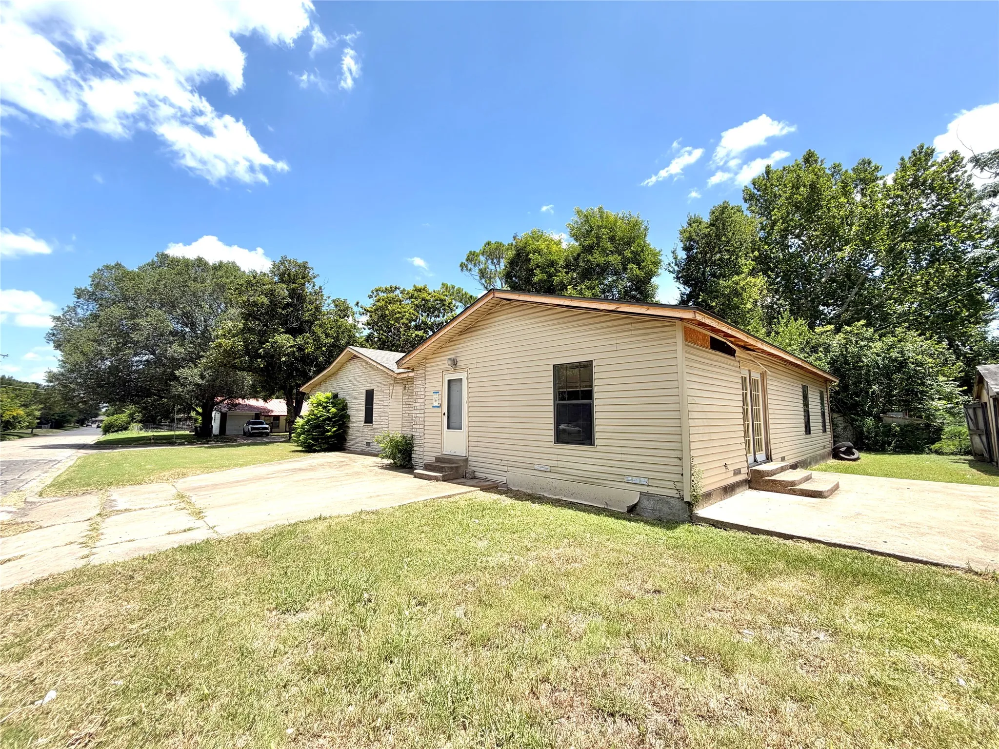 Single Family Residence For Sale in Mc Lennan County , 2501 S 27th Street, Waco, Texas 76706, 4 Bedroom, 2 Bathroom, Garage spaces, 2,544 Sqft, built in 1956, mls#21323048, Real Estate Agent in Waco, Homes For Sale in Mc Lennan county, Homes For Sale in Waco, Realtor in Waco Texas, Real Estate Brokerage Independent Realty Texas, Luminita Cordes Realtor