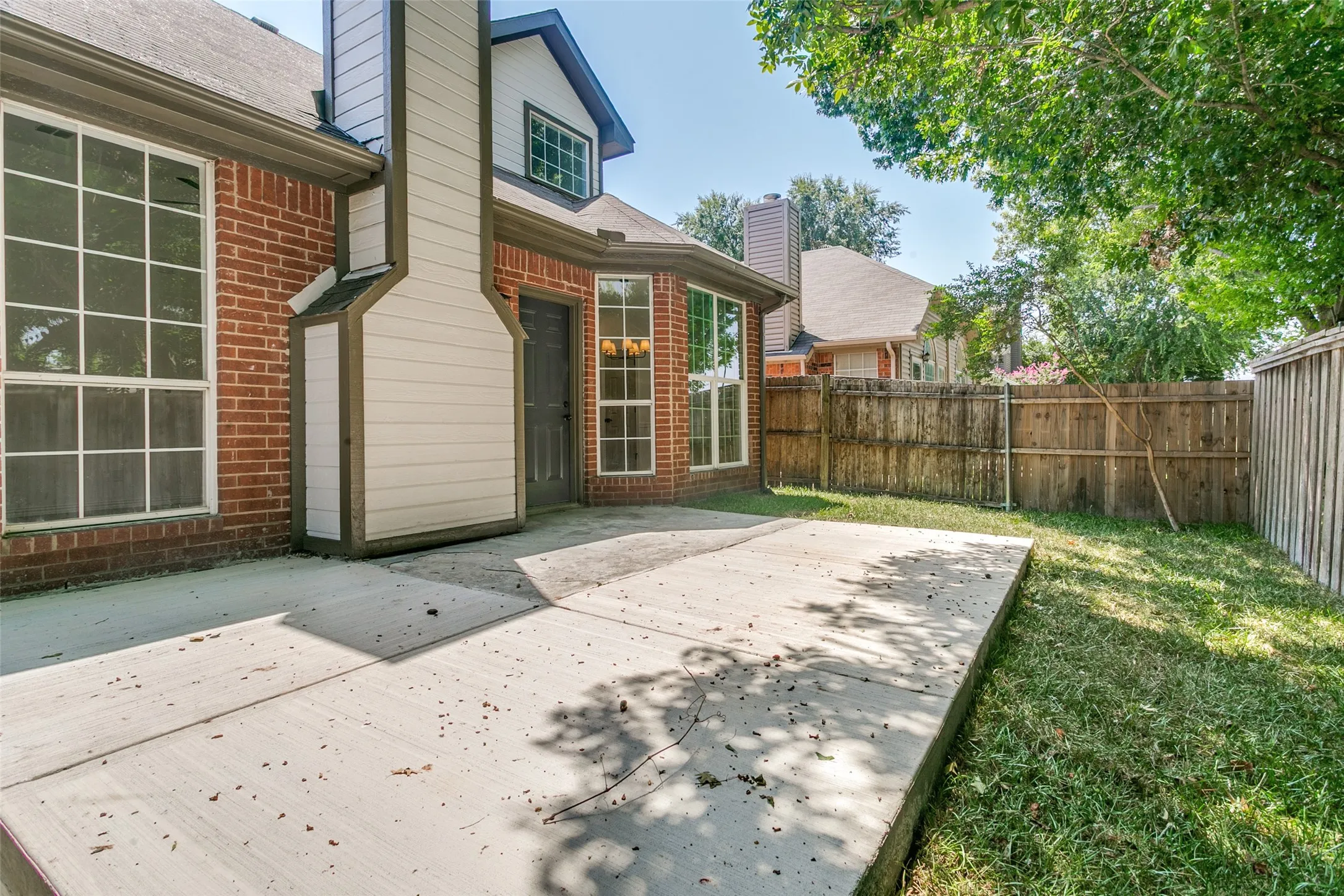 Single Family Residence For Sale in Denton County , 2116 Montclair Lane, Lewisville, Texas 75067, 3 Bedroom, 3 Bathroom, 2 Garage spaces, 2,107 Sqft, built in 1994, mls#21323073, Real Estate Agent in Lewisville, Homes For Sale in Denton county, Homes For Sale in Lewisville, Realtor in Lewisville Texas, Real Estate Brokerage Independent Realty Texas, Luminita Cordes Realtor