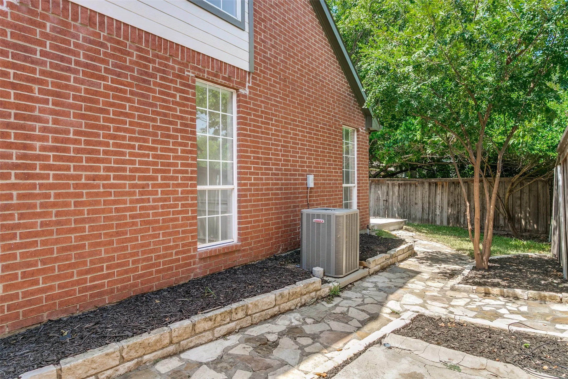 Single Family Residence For Sale in Denton County , 2116 Montclair Lane, Lewisville, Texas 75067, 3 Bedroom, 3 Bathroom, 2 Garage spaces, 2,107 Sqft, built in 1994, mls#21323073, Real Estate Agent in Lewisville, Homes For Sale in Denton county, Homes For Sale in Lewisville, Realtor in Lewisville Texas, Real Estate Brokerage Independent Realty Texas, Luminita Cordes Realtor