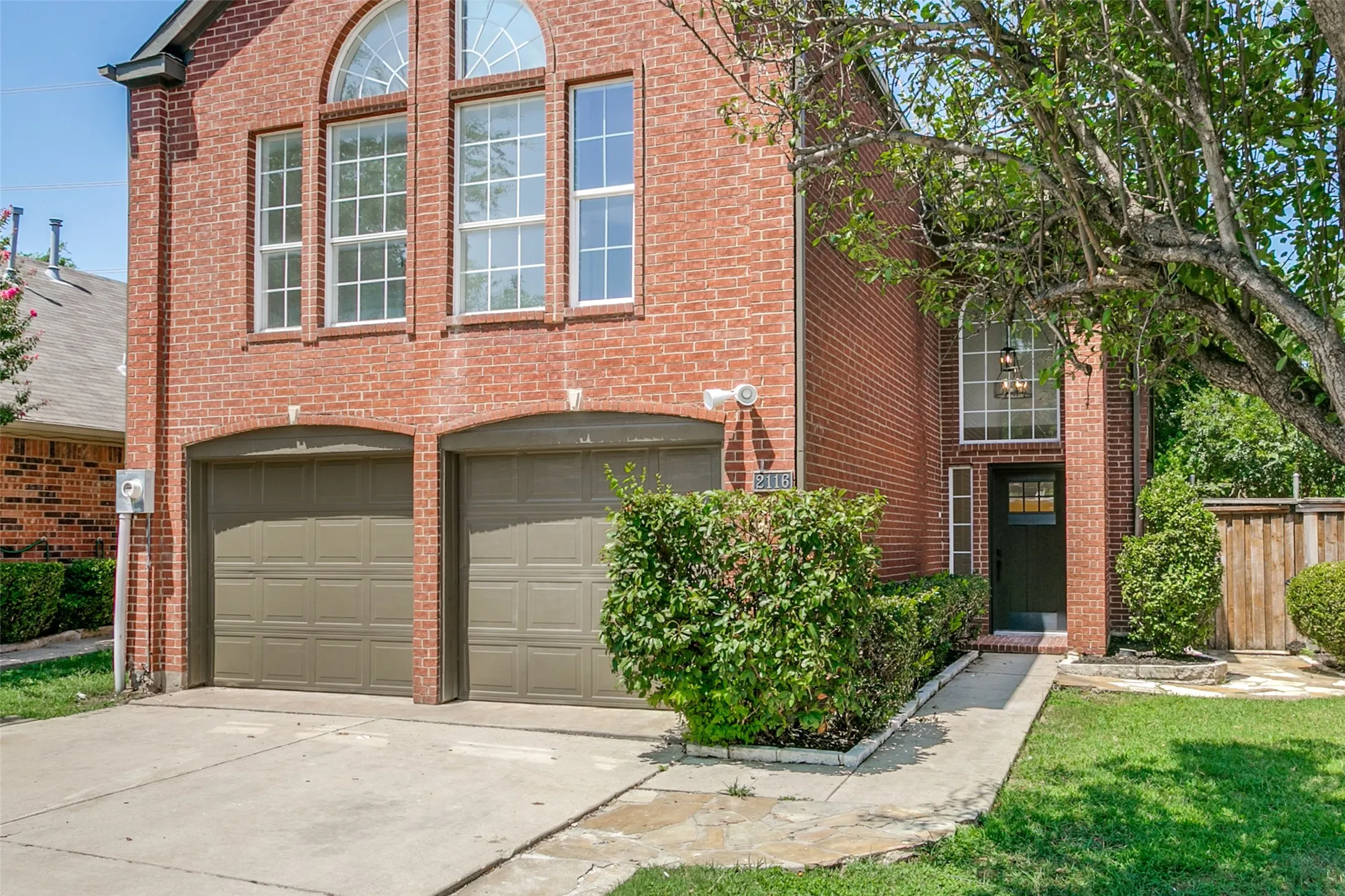 Single Family Residence For Sale in Denton County , 2116 Montclair Lane, Lewisville, Texas 75067, 3 Bedroom, 3 Bathroom, 2 Garage spaces, 2,107 Sqft, built in 1994, mls#21323073, Real Estate Agent in Lewisville, Homes For Sale in Denton county, Homes For Sale in Lewisville, Realtor in Lewisville Texas, Real Estate Brokerage Independent Realty Texas, Luminita Cordes Realtor