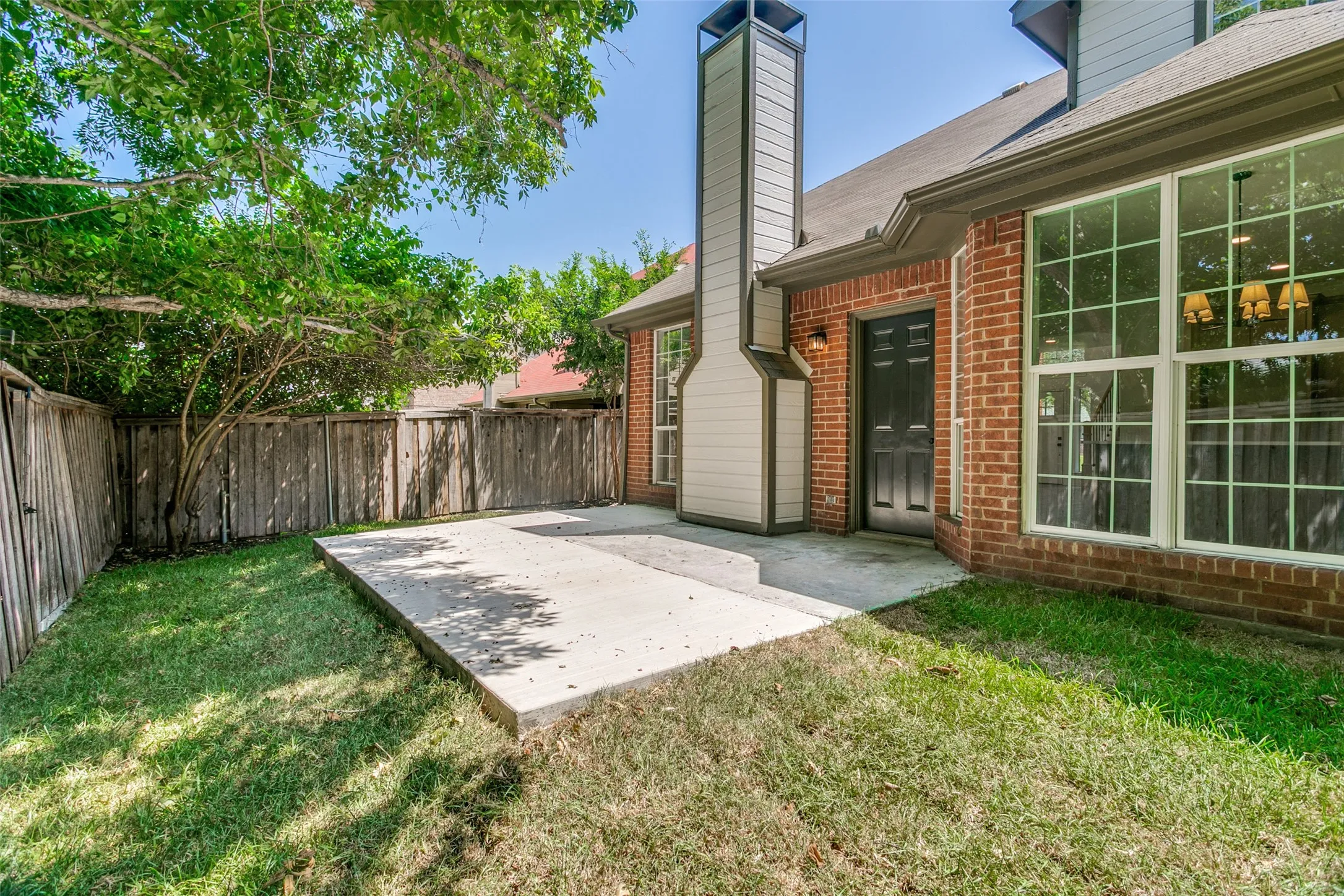 Single Family Residence For Sale in Denton County , 2116 Montclair Lane, Lewisville, Texas 75067, 3 Bedroom, 3 Bathroom, 2 Garage spaces, 2,107 Sqft, built in 1994, mls#21323073, Real Estate Agent in Lewisville, Homes For Sale in Denton county, Homes For Sale in Lewisville, Realtor in Lewisville Texas, Real Estate Brokerage Independent Realty Texas, Luminita Cordes Realtor