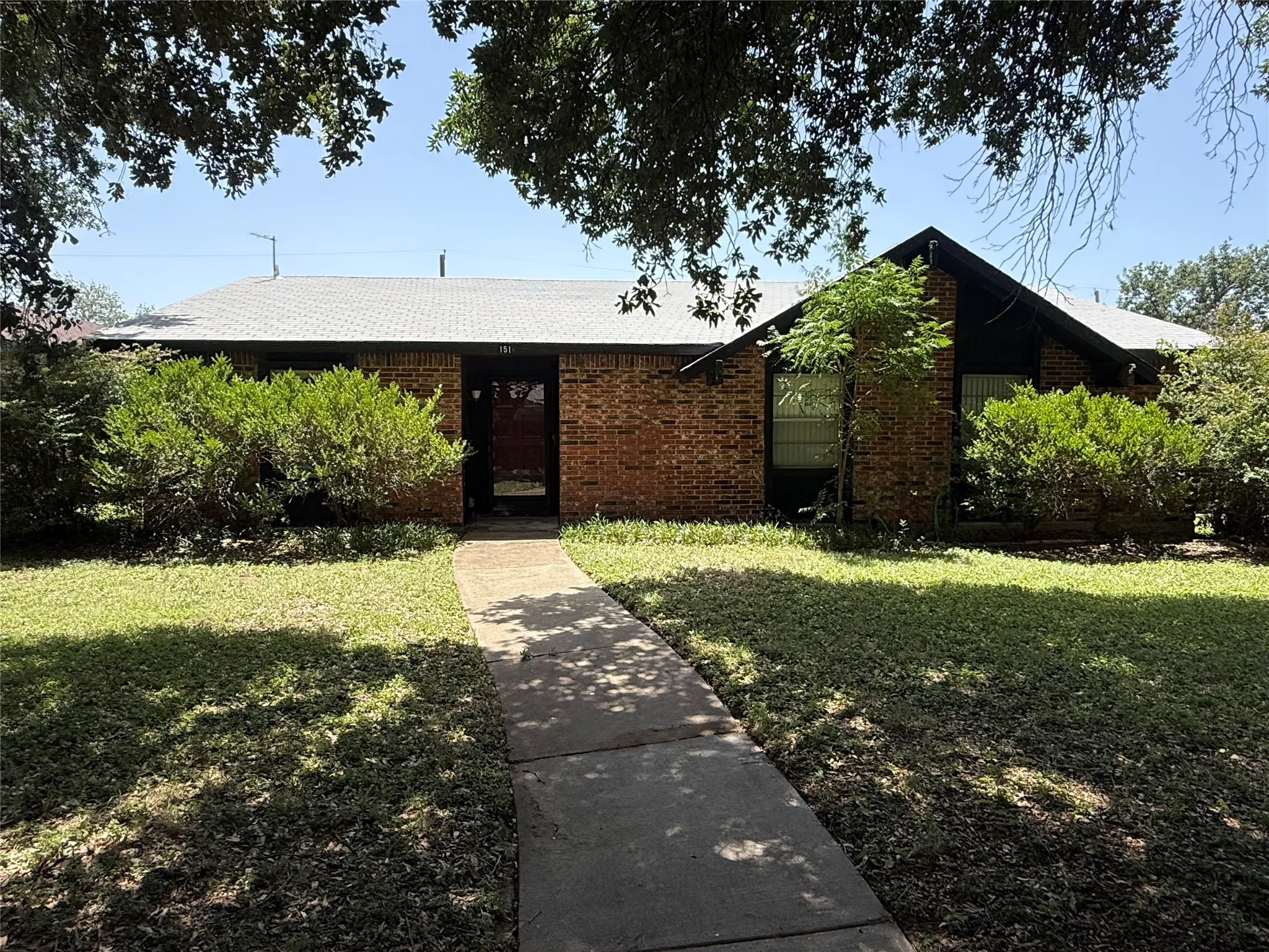 Single Family Residence For Sale in Denton County , 1518 Carnation Drive, Lewisville, Texas 75067, 3 Bedroom, 1 Bathroom, 2 Garage spaces, 1,620 Sqft, built in 1973, mls#21323077, Real Estate Agent in Lewisville, Homes For Sale in Denton county, Homes For Sale in Lewisville, Realtor in Lewisville Texas, Real Estate Brokerage Independent Realty Texas, Luminita Cordes Realtor