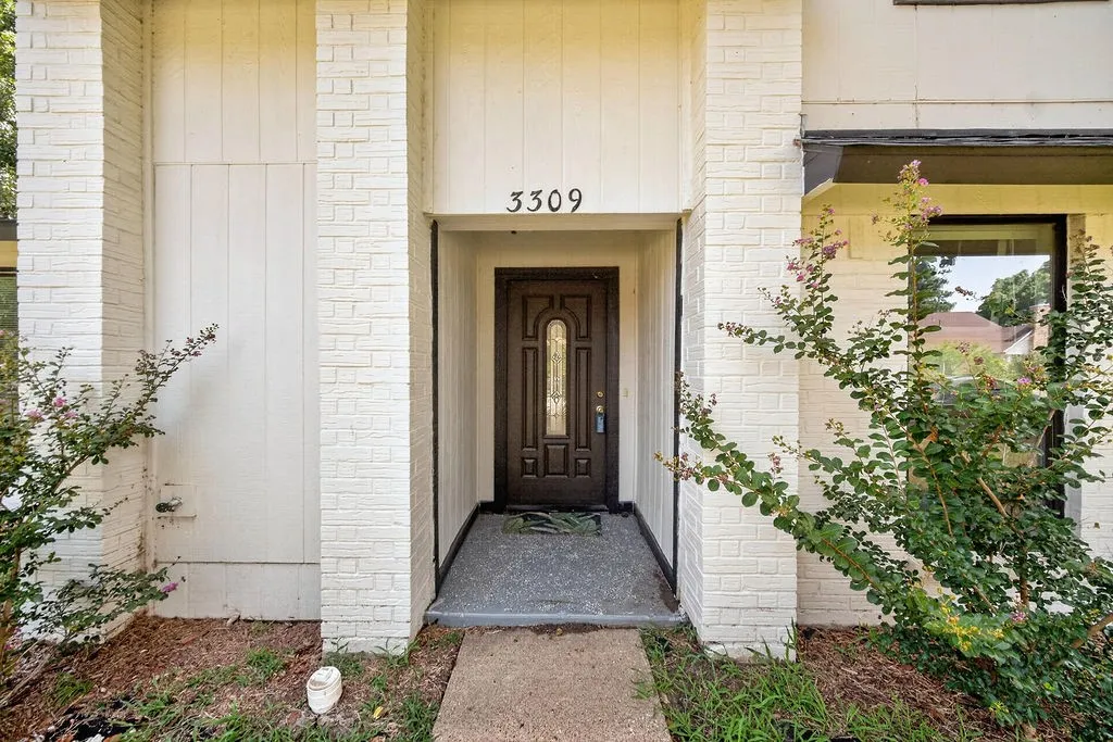 Single Family Residence For Sale in Dallas County , 3309 Graybar Drive, Garland, Texas 75040, 3 Bedroom, 3 Bathroom, 2 Garage spaces, 1,719 Sqft, built in 1978, Price $379,900, mls#21323079, Real Estate Agent in Garland, Homes For Sale in Dallas county, Homes For Sale in Garland, Realtor in Garland Texas, Real Estate Brokerage Independent Realty Texas, Luminita Cordes Realtor