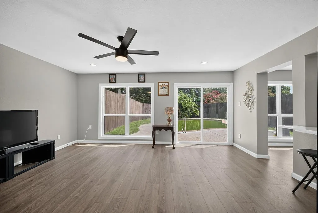 Single Family Residence For Sale in Dallas County , 3309 Graybar Drive, Garland, Texas 75040, 3 Bedroom, 3 Bathroom, 2 Garage spaces, 1,719 Sqft, built in 1978, Price $379,900, mls#21323079, Real Estate Agent in Garland, Homes For Sale in Dallas county, Homes For Sale in Garland, Realtor in Garland Texas, Real Estate Brokerage Independent Realty Texas, Luminita Cordes Realtor