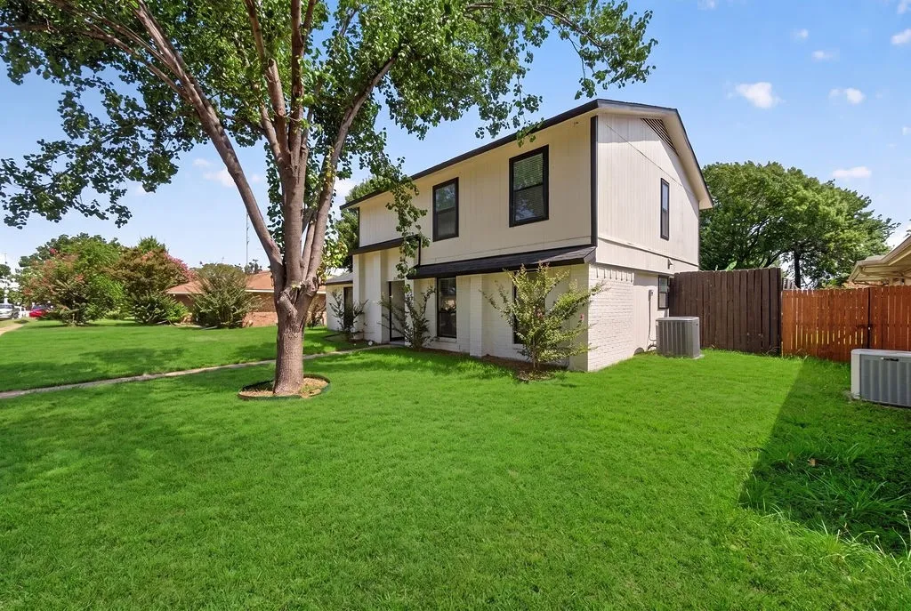 Single Family Residence For Sale in Dallas County , 3309 Graybar Drive, Garland, Texas 75040, 3 Bedroom, 3 Bathroom, 2 Garage spaces, 1,719 Sqft, built in 1978, Price $379,900, mls#21323079, Real Estate Agent in Garland, Homes For Sale in Dallas county, Homes For Sale in Garland, Realtor in Garland Texas, Real Estate Brokerage Independent Realty Texas, Luminita Cordes Realtor