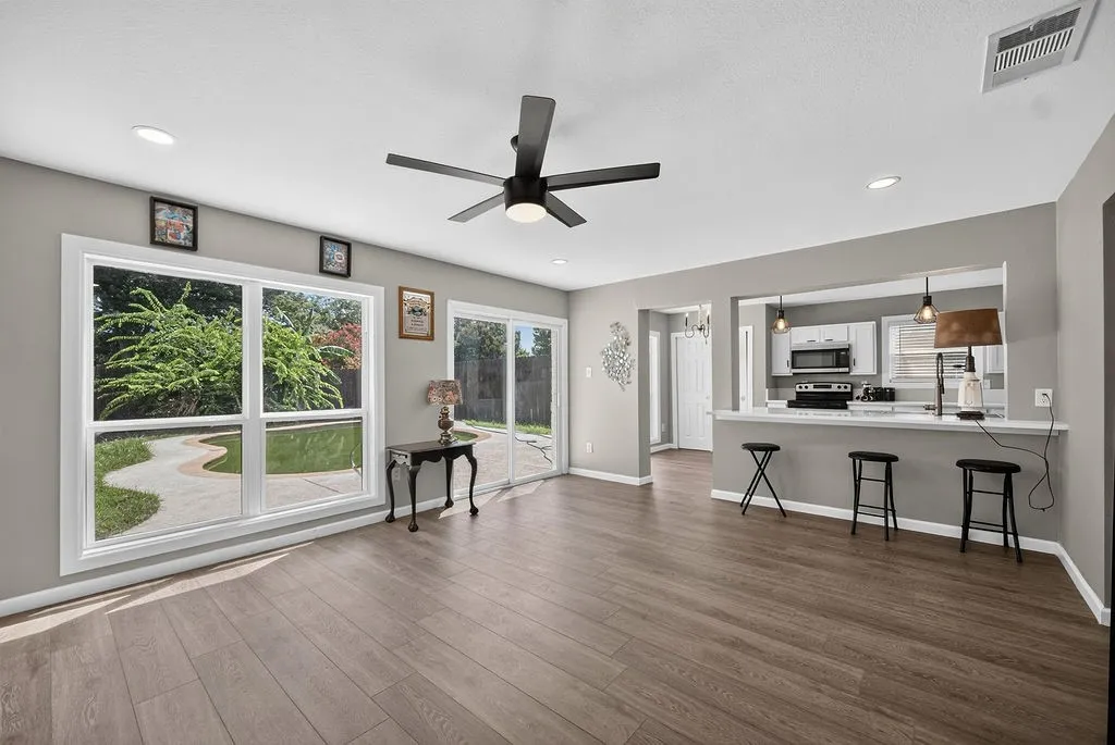 Single Family Residence For Sale in Dallas County , 3309 Graybar Drive, Garland, Texas 75040, 3 Bedroom, 3 Bathroom, 2 Garage spaces, 1,719 Sqft, built in 1978, Price $379,900, mls#21323079, Real Estate Agent in Garland, Homes For Sale in Dallas county, Homes For Sale in Garland, Realtor in Garland Texas, Real Estate Brokerage Independent Realty Texas, Luminita Cordes Realtor
