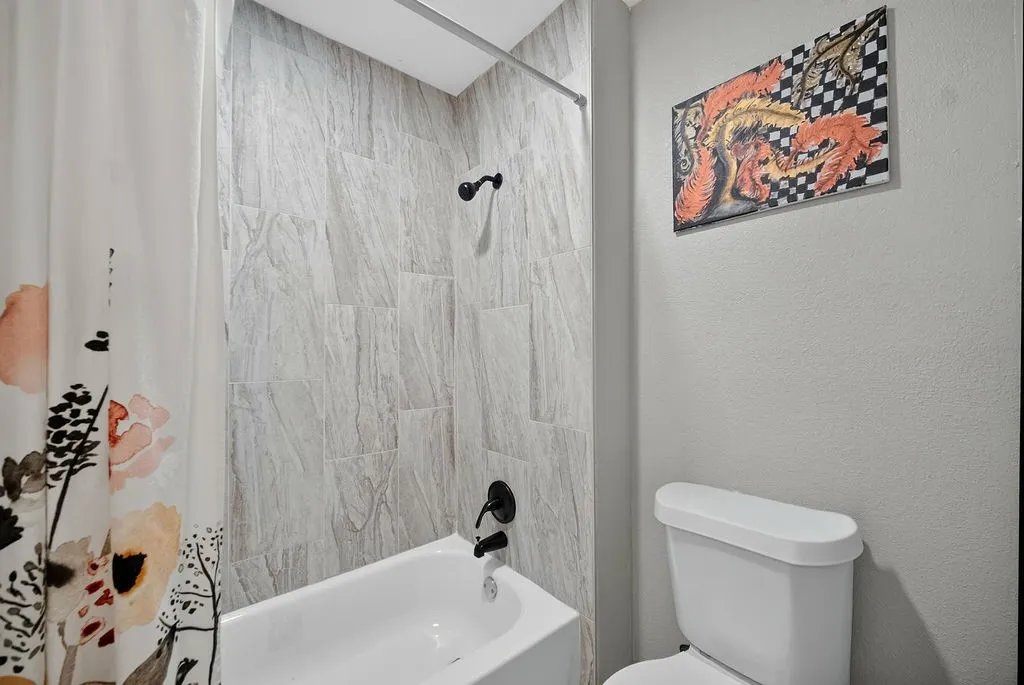 Single Family Residence For Sale in Dallas County , 3309 Graybar Drive, Garland, Texas 75040, 3 Bedroom, 3 Bathroom, 2 Garage spaces, 1,719 Sqft, built in 1978, Price $379,900, mls#21323079, Real Estate Agent in Garland, Homes For Sale in Dallas county, Homes For Sale in Garland, Realtor in Garland Texas, Real Estate Brokerage Independent Realty Texas, Luminita Cordes Realtor