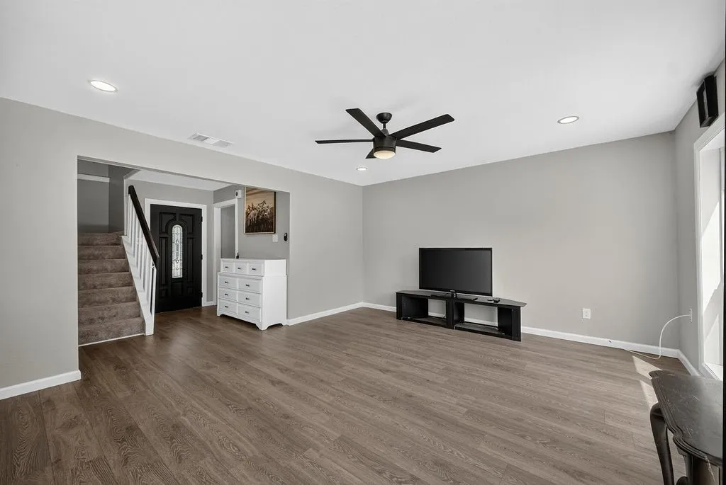 Single Family Residence For Sale in Dallas County , 3309 Graybar Drive, Garland, Texas 75040, 3 Bedroom, 3 Bathroom, 2 Garage spaces, 1,719 Sqft, built in 1978, Price $379,900, mls#21323079, Real Estate Agent in Garland, Homes For Sale in Dallas county, Homes For Sale in Garland, Realtor in Garland Texas, Real Estate Brokerage Independent Realty Texas, Luminita Cordes Realtor