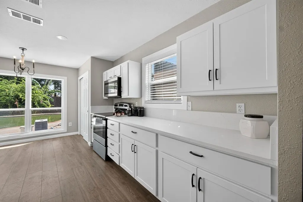 Single Family Residence For Sale in Dallas County , 3309 Graybar Drive, Garland, Texas 75040, 3 Bedroom, 3 Bathroom, 2 Garage spaces, 1,719 Sqft, built in 1978, Price $379,900, mls#21323079, Real Estate Agent in Garland, Homes For Sale in Dallas county, Homes For Sale in Garland, Realtor in Garland Texas, Real Estate Brokerage Independent Realty Texas, Luminita Cordes Realtor