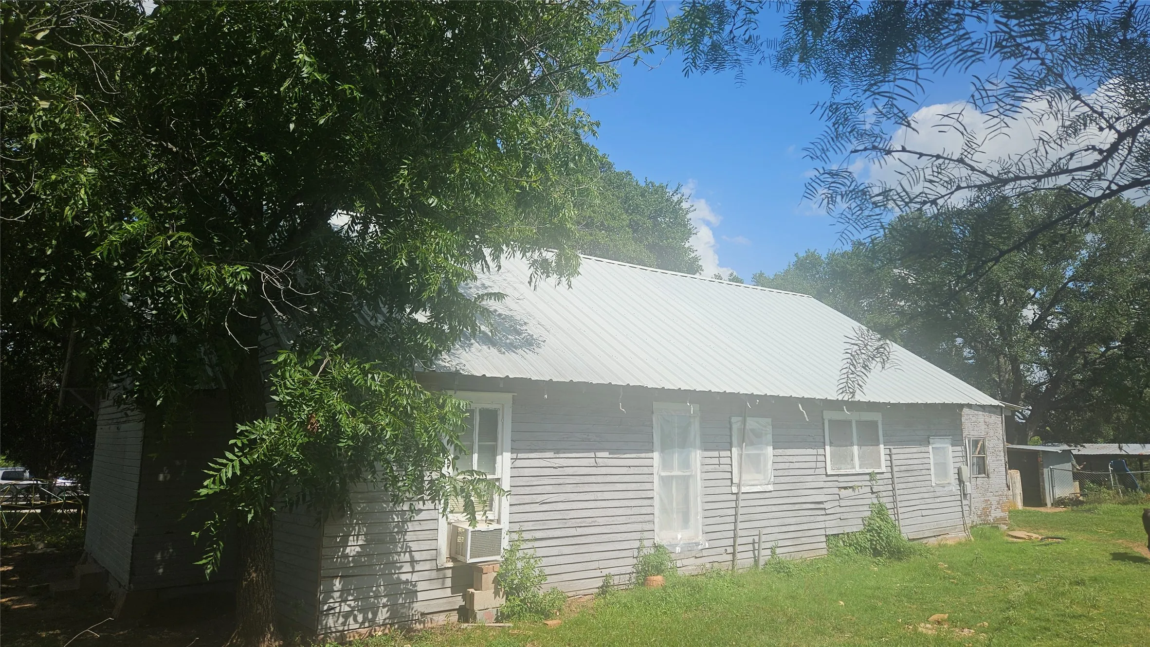 Farm For Sale in Mills County , 151 S FM 573, Mullin, Texas 76864, 2 Bedroom, 1 Bathroom, Garage spaces, 1,500 Sqft, built in 1920, mls#21319343, Real Estate Agent in Mullin, Homes For Sale in Mills county, Homes For Sale in Mullin, Realtor in Mullin Texas, Real Estate Brokerage Independent Realty Texas, Luminita Cordes Realtor