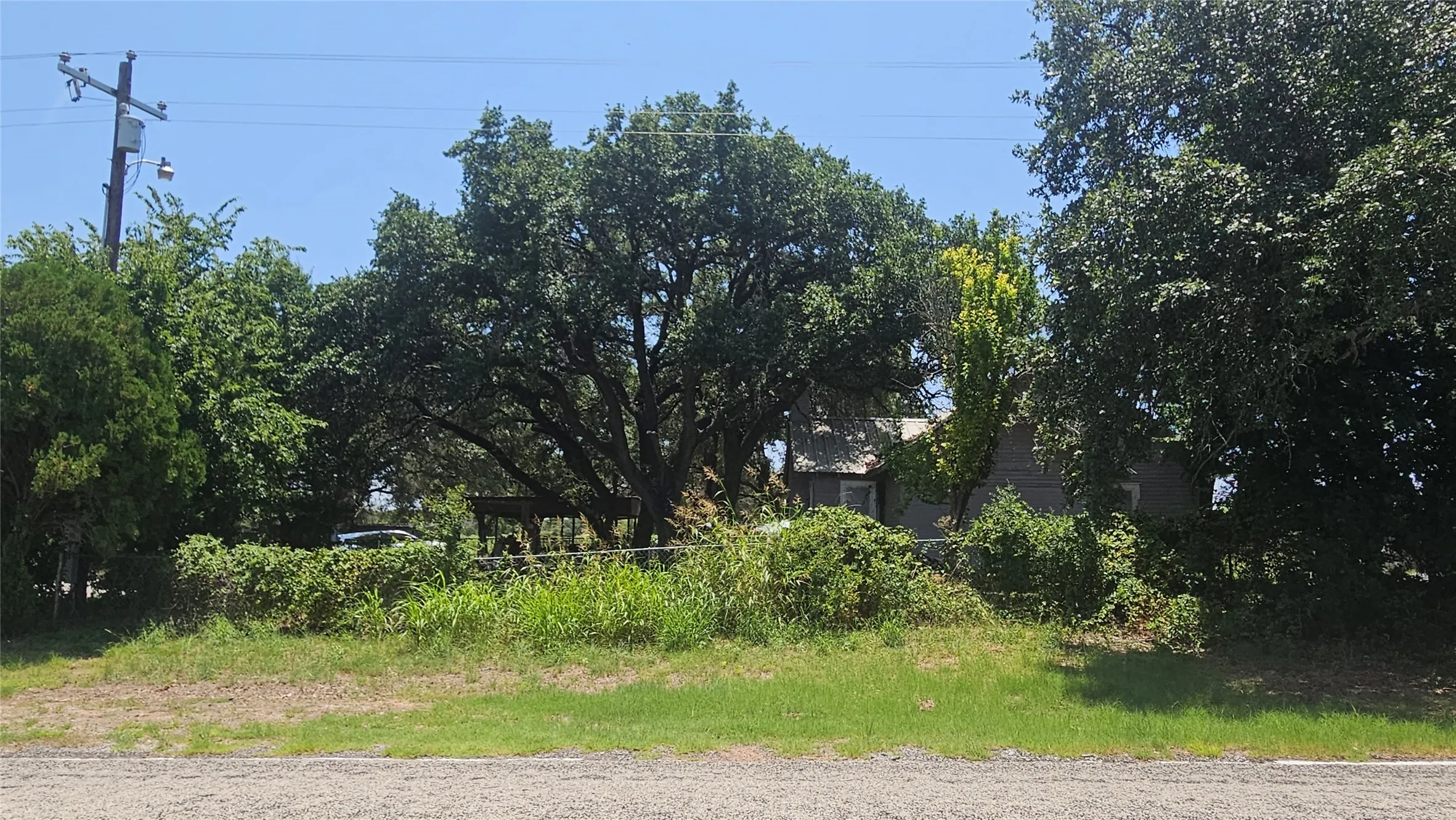 Farm For Sale in Mills County , 151 S FM 573, Mullin, Texas 76864, 2 Bedroom, 1 Bathroom, Garage spaces, 1,500 Sqft, built in 1920, mls#21319343, Real Estate Agent in Mullin, Homes For Sale in Mills county, Homes For Sale in Mullin, Realtor in Mullin Texas, Real Estate Brokerage Independent Realty Texas, Luminita Cordes Realtor