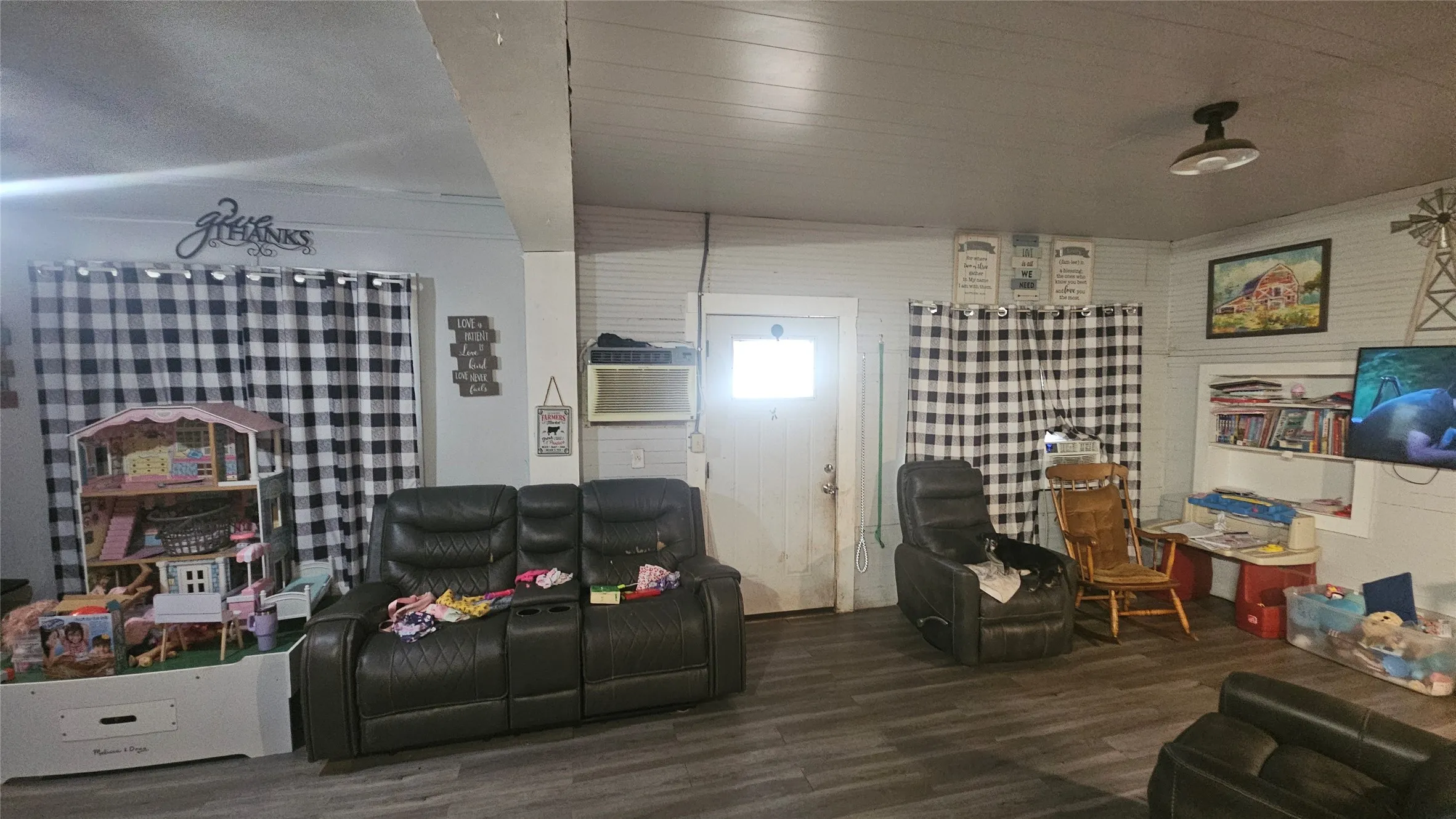 Farm For Sale in Mills County , 151 S FM 573, Mullin, Texas 76864, 2 Bedroom, 1 Bathroom, Garage spaces, 1,500 Sqft, built in 1920, mls#21319343, Real Estate Agent in Mullin, Homes For Sale in Mills county, Homes For Sale in Mullin, Realtor in Mullin Texas, Real Estate Brokerage Independent Realty Texas, Luminita Cordes Realtor