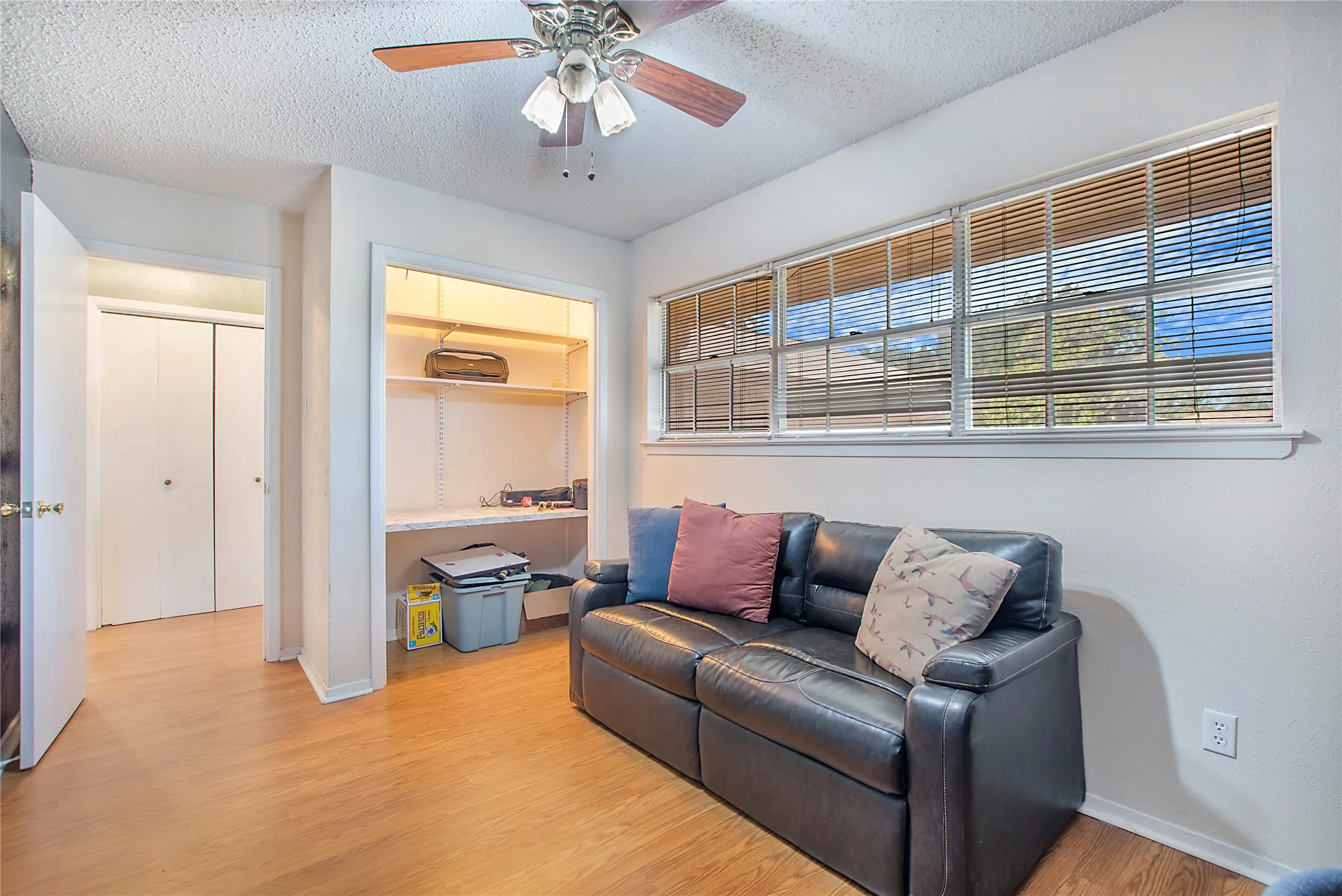 Single Family Residence For Sale in Tarrant County , 2507 Jewell Drive, Arlington, Texas 76016, 4 Bedroom, 2 Bathroom, 2 Garage spaces, 1,570 Sqft, built in 1964, mls#21322410, Real Estate Agent in Arlington, Homes For Sale in Tarrant county, Homes For Sale in Arlington, Realtor in Arlington Texas, Real Estate Brokerage Independent Realty Texas, Luminita Cordes Realtor