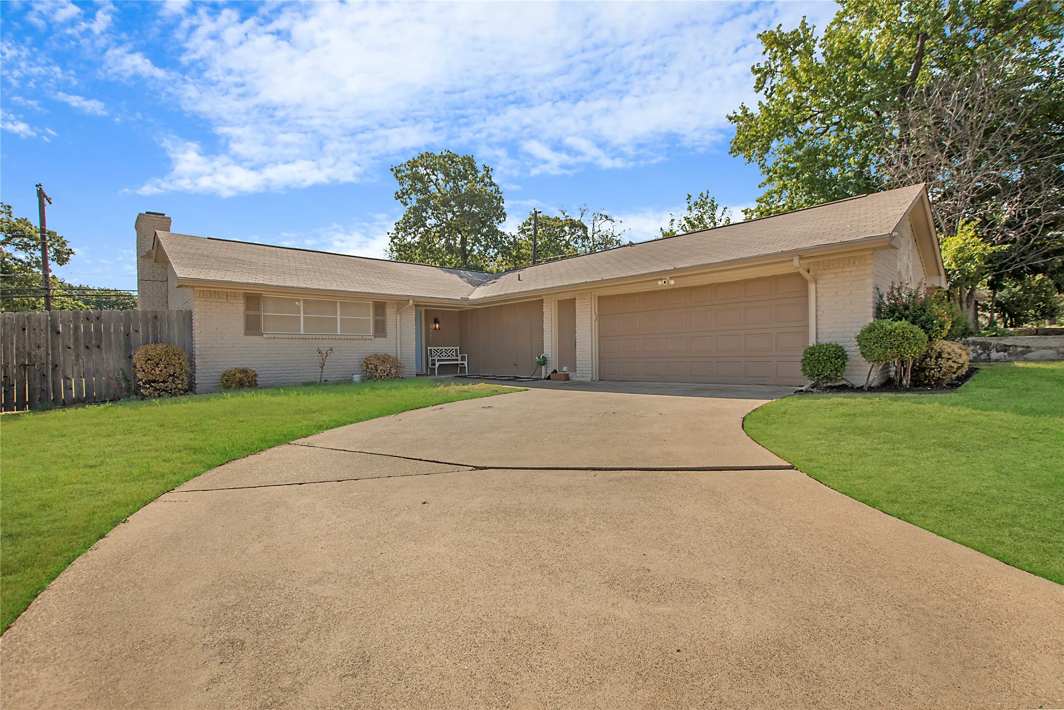 Single Family Residence For Sale in Tarrant County , 2507 Jewell Drive, Arlington, Texas 76016, 4 Bedroom, 2 Bathroom, 2 Garage spaces, 1,570 Sqft, built in 1964, mls#21322410, Real Estate Agent in Arlington, Homes For Sale in Tarrant county, Homes For Sale in Arlington, Realtor in Arlington Texas, Real Estate Brokerage Independent Realty Texas, Luminita Cordes Realtor