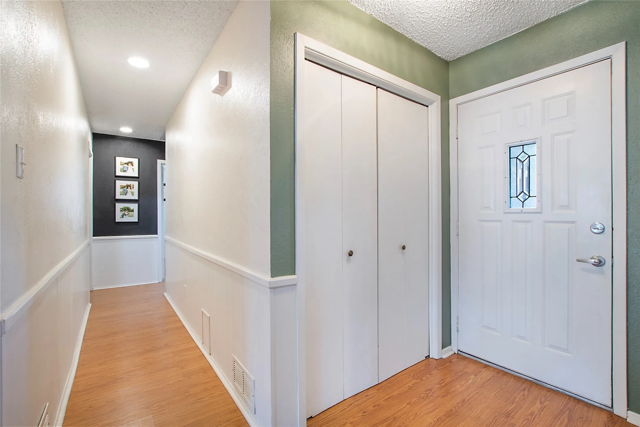 Single Family Residence For Sale in Tarrant County , 2507 Jewell Drive, Arlington, Texas 76016, 4 Bedroom, 2 Bathroom, 2 Garage spaces, 1,570 Sqft, built in 1964, mls#21322410, Real Estate Agent in Arlington, Homes For Sale in Tarrant county, Homes For Sale in Arlington, Realtor in Arlington Texas, Real Estate Brokerage Independent Realty Texas, Luminita Cordes Realtor