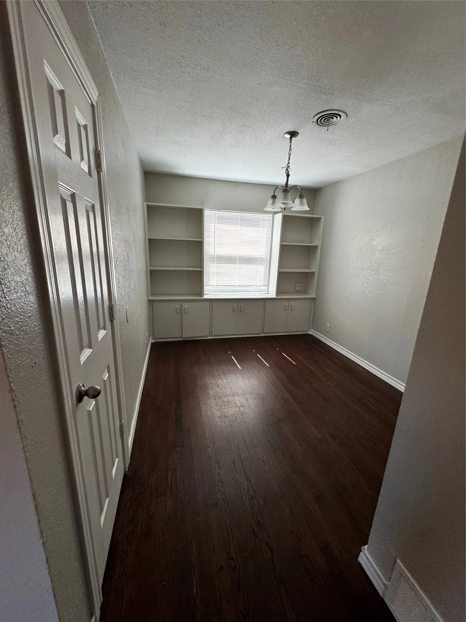 Single Family Residence For Sale in Tarrant County , 2009 Cloverdale Street, Arlington, Texas 76010, 3 Bedroom, 1 Bathroom, 1 Garage spaces, 1,242 Sqft, built in 1954, mls#21323054, Real Estate Agent in Arlington, Homes For Sale in Tarrant county, Homes For Sale in Arlington, Realtor in Arlington Texas, Real Estate Brokerage Independent Realty Texas, Luminita Cordes Realtor