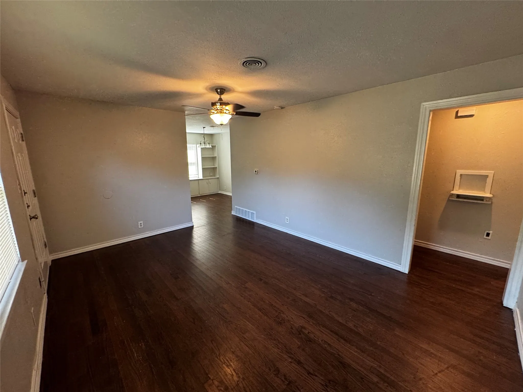Single Family Residence For Sale in Tarrant County , 2009 Cloverdale Street, Arlington, Texas 76010, 3 Bedroom, 1 Bathroom, 1 Garage spaces, 1,242 Sqft, built in 1954, mls#21323054, Real Estate Agent in Arlington, Homes For Sale in Tarrant county, Homes For Sale in Arlington, Realtor in Arlington Texas, Real Estate Brokerage Independent Realty Texas, Luminita Cordes Realtor