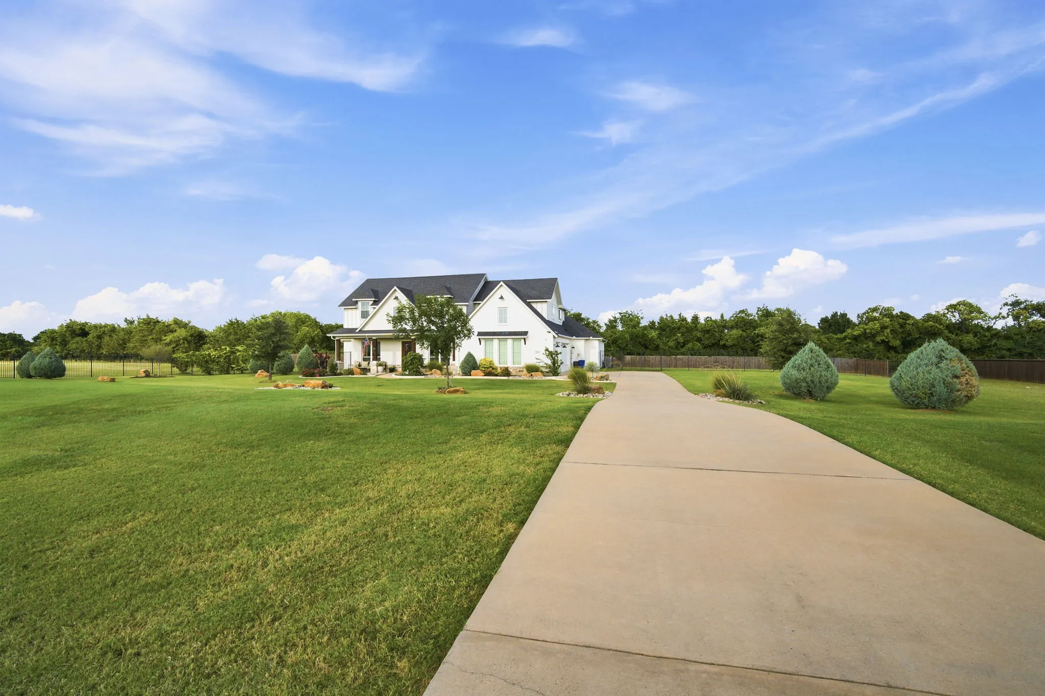 Large driveway with plenty of parking