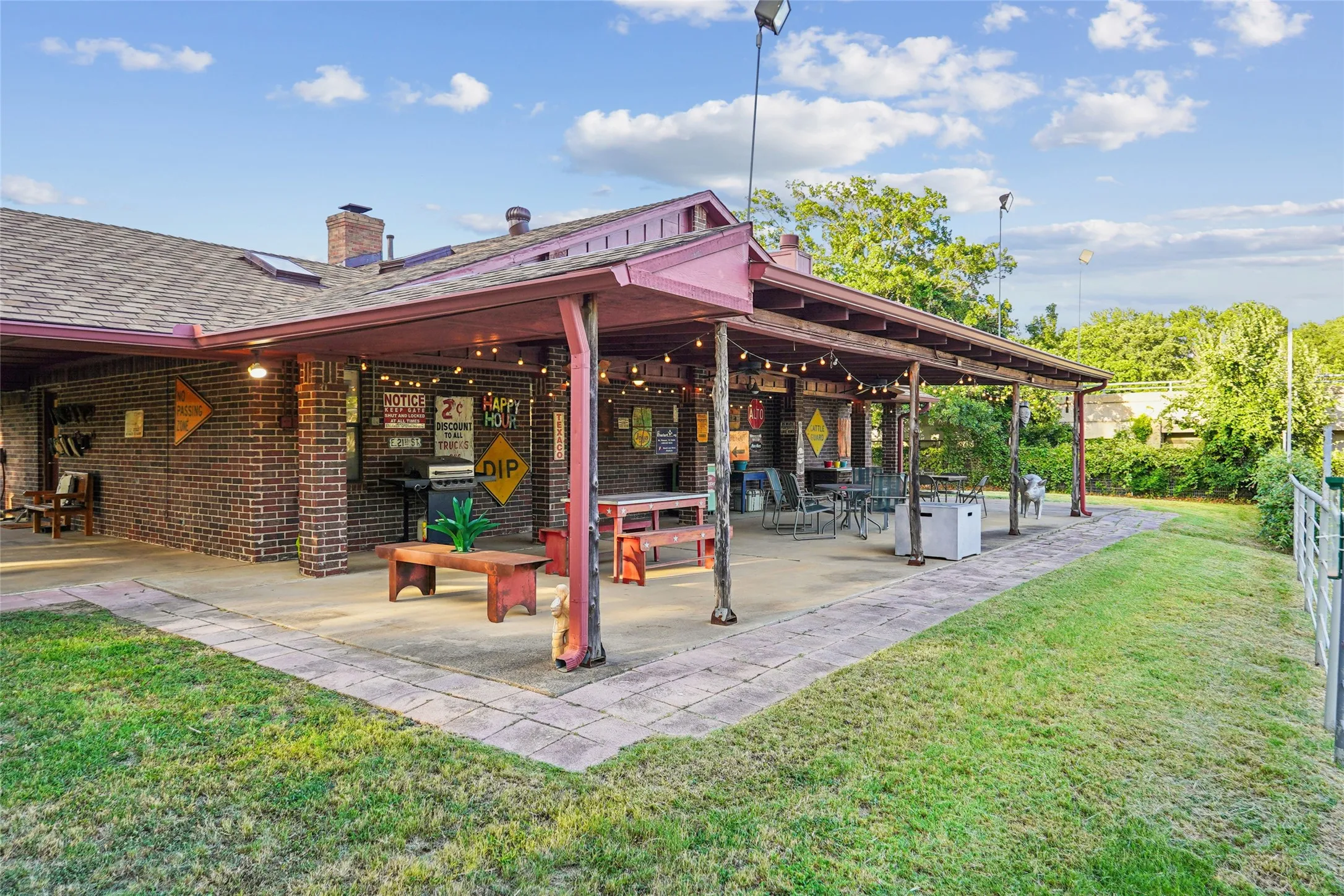 Single Family Residence For Sale in Denton County , 3030 Wager Road, Flower Mound, Texas 75028, 3 Bedroom, 3 Bathroom, Garage spaces, 2,781 Sqft, built in 1978, mls#21322668, Real Estate Agent in Flower Mound, Homes For Sale in Denton county, Homes For Sale in Flower Mound, Realtor in Flower Mound Texas, Real Estate Brokerage Independent Realty Texas, Luminita Cordes Realtor