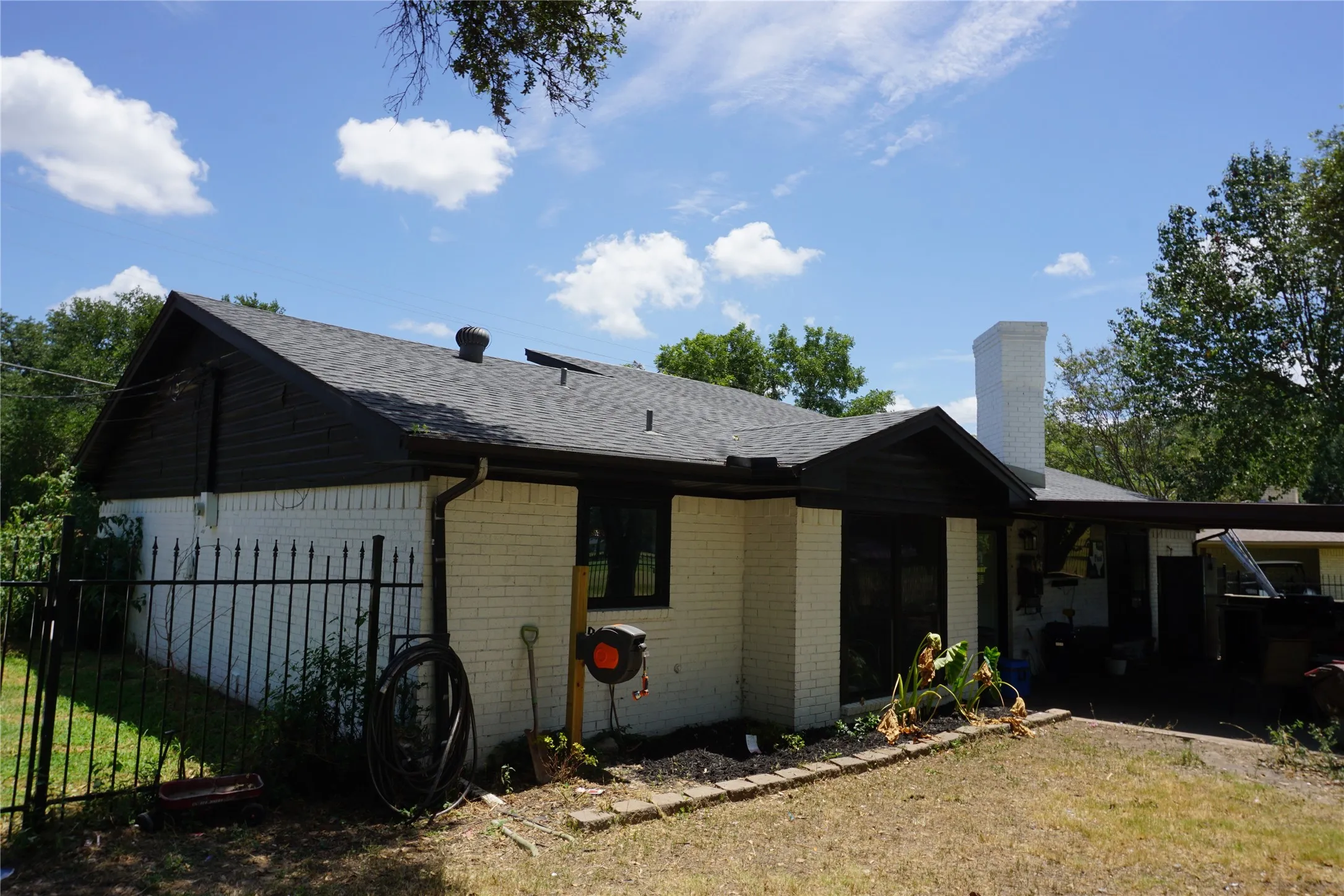 Single Family Residence For Sale in Kaufman County , 10808 Jeanell Drive, Kemp, Texas 75143, 3 Bedroom, 2 Bathroom, 2 Garage spaces, 1,446 Sqft, built in 1978, mls#21323118, Real Estate Agent in Kemp, Homes For Sale in Kaufman county, Homes For Sale in Kemp, Realtor in Kemp Texas, Real Estate Brokerage Independent Realty Texas, Luminita Cordes Realtor