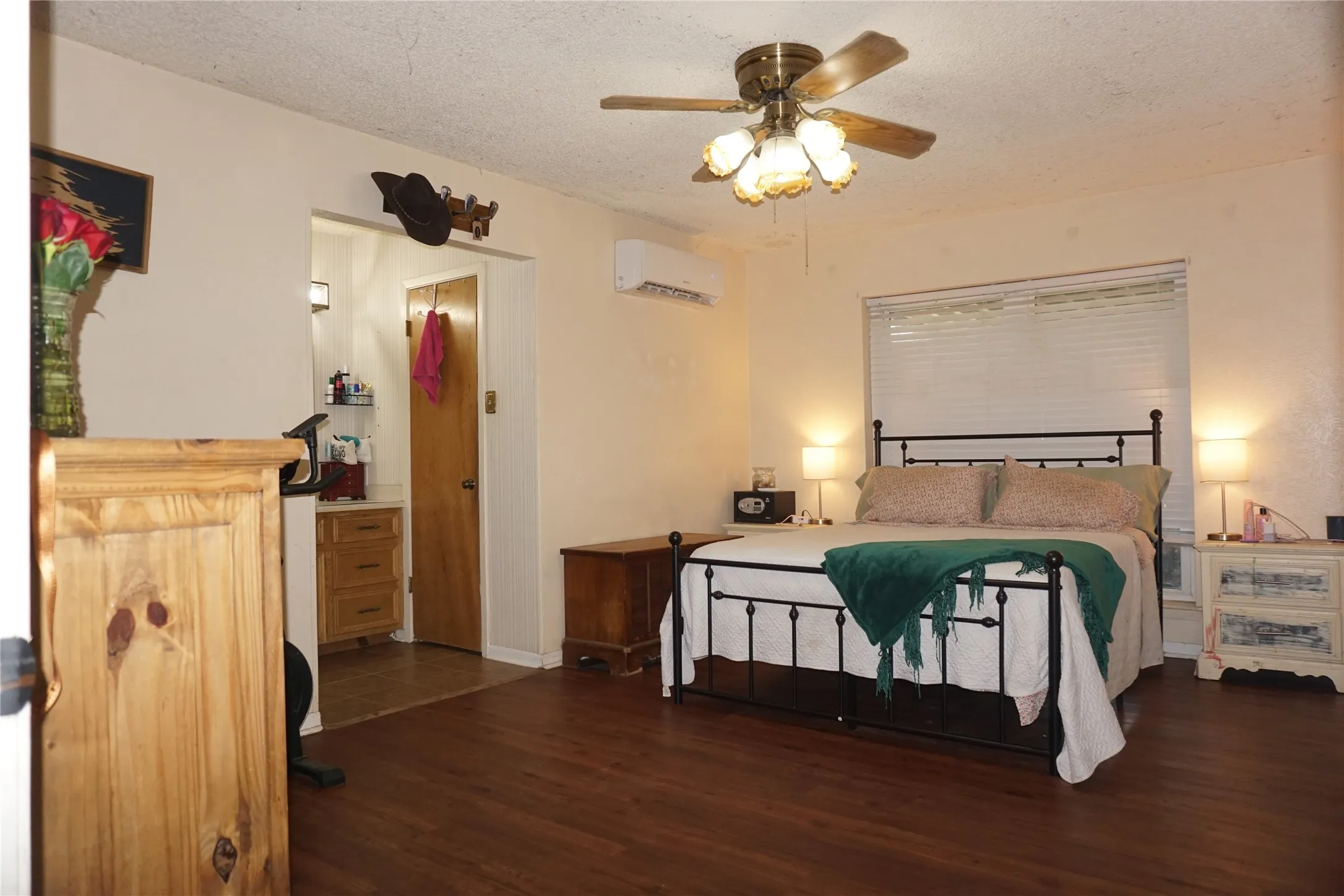 Single Family Residence For Sale in Kaufman County , 10808 Jeanell Drive, Kemp, Texas 75143, 3 Bedroom, 2 Bathroom, 2 Garage spaces, 1,446 Sqft, built in 1978, mls#21323118, Real Estate Agent in Kemp, Homes For Sale in Kaufman county, Homes For Sale in Kemp, Realtor in Kemp Texas, Real Estate Brokerage Independent Realty Texas, Luminita Cordes Realtor