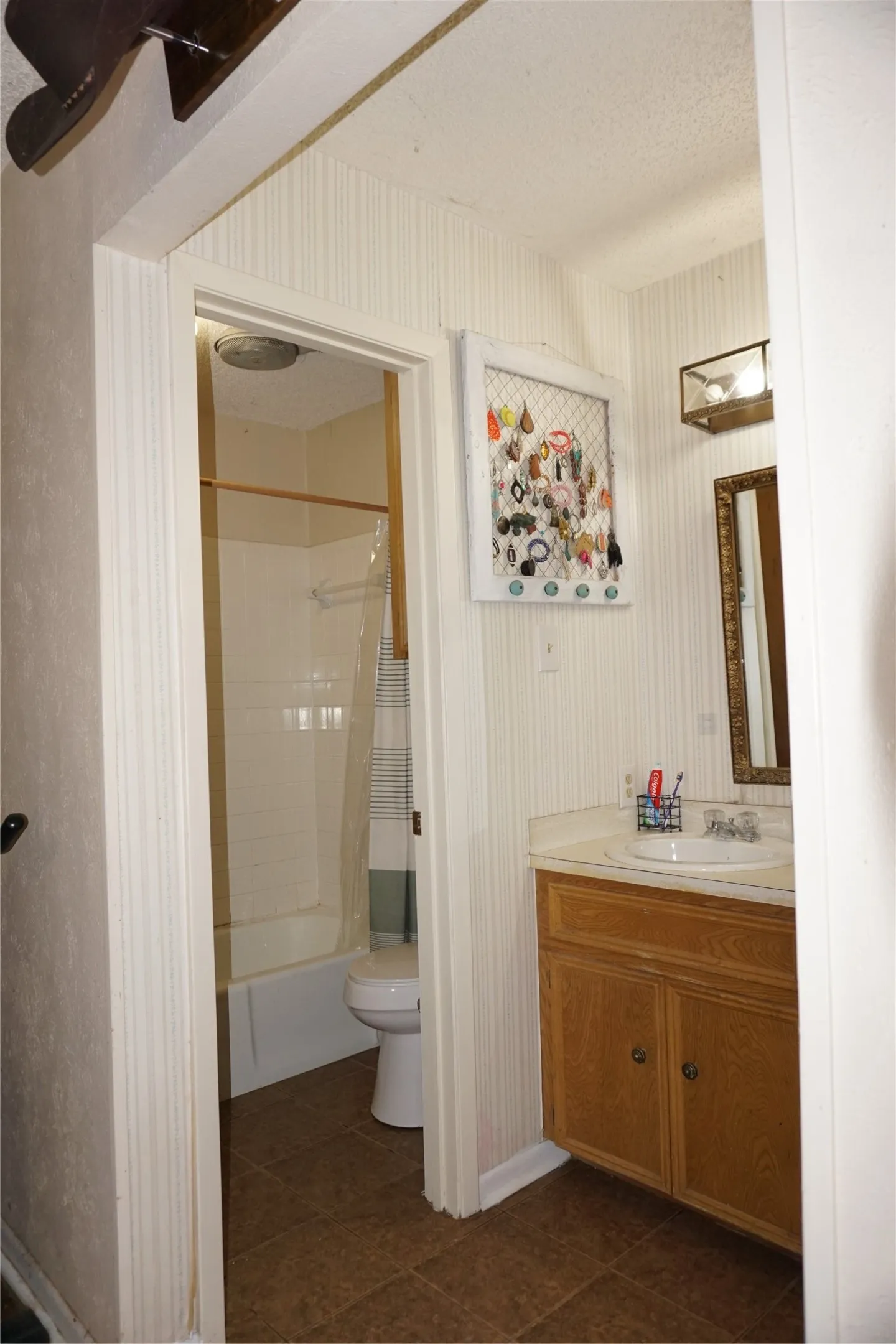Single Family Residence For Sale in Kaufman County , 10808 Jeanell Drive, Kemp, Texas 75143, 3 Bedroom, 2 Bathroom, 2 Garage spaces, 1,446 Sqft, built in 1978, mls#21323118, Real Estate Agent in Kemp, Homes For Sale in Kaufman county, Homes For Sale in Kemp, Realtor in Kemp Texas, Real Estate Brokerage Independent Realty Texas, Luminita Cordes Realtor