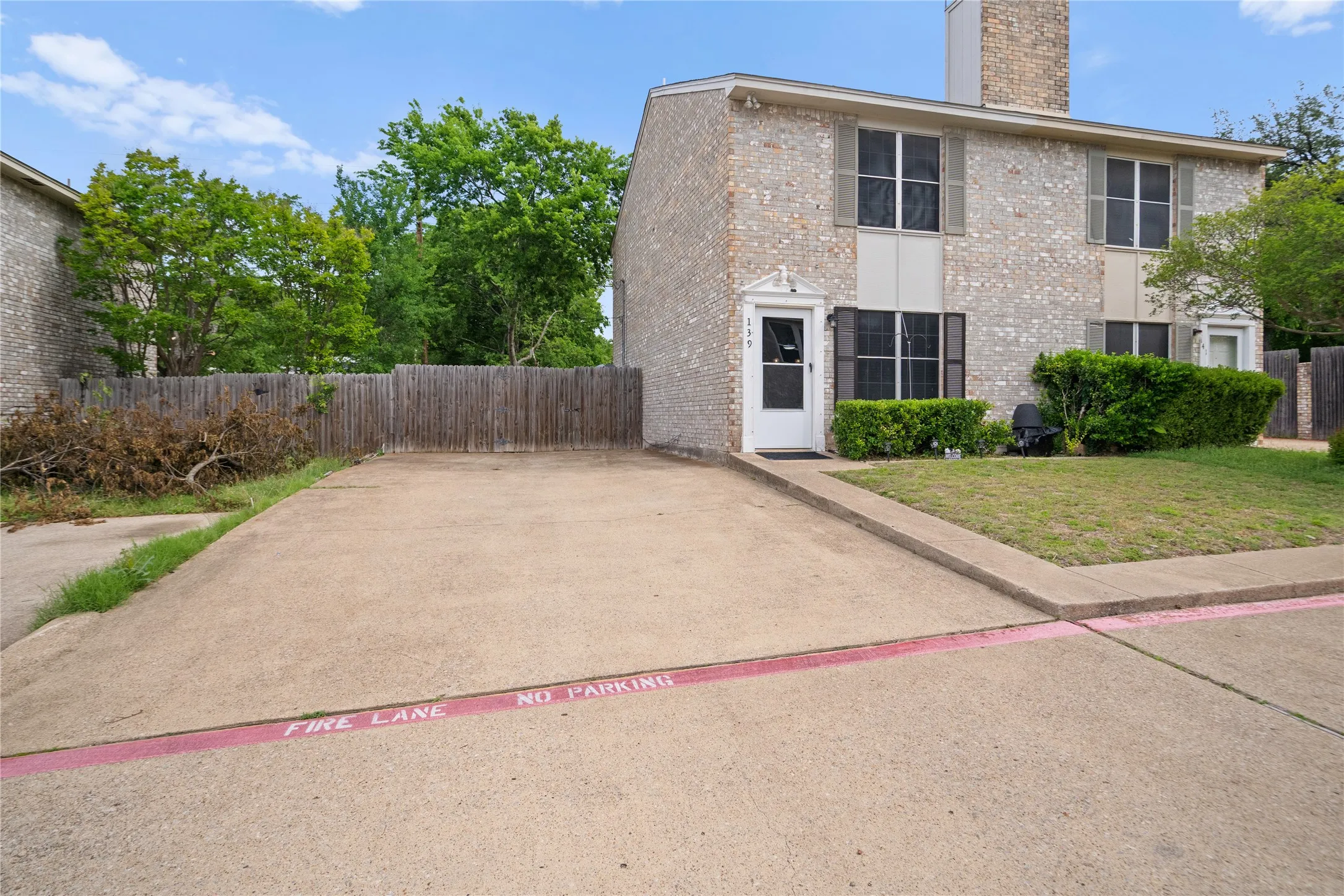 Townhouse For Sale in Dallas County , 139 Graystone Place, Duncanville, Texas 75137, 2 Bedrooms, 2 Bathrooms, Garage spaces, 1,024 Sqft, built in 1982, Price $195,000, mls#21322979, Real Estate Agent in Duncanville, Homes For Sale in Dallas county, Homes For Sale in Duncanville, Realtor in Duncanville Texas, Real Estate Brokerage Independent Realty Texas, Luminita Cordes Realtor