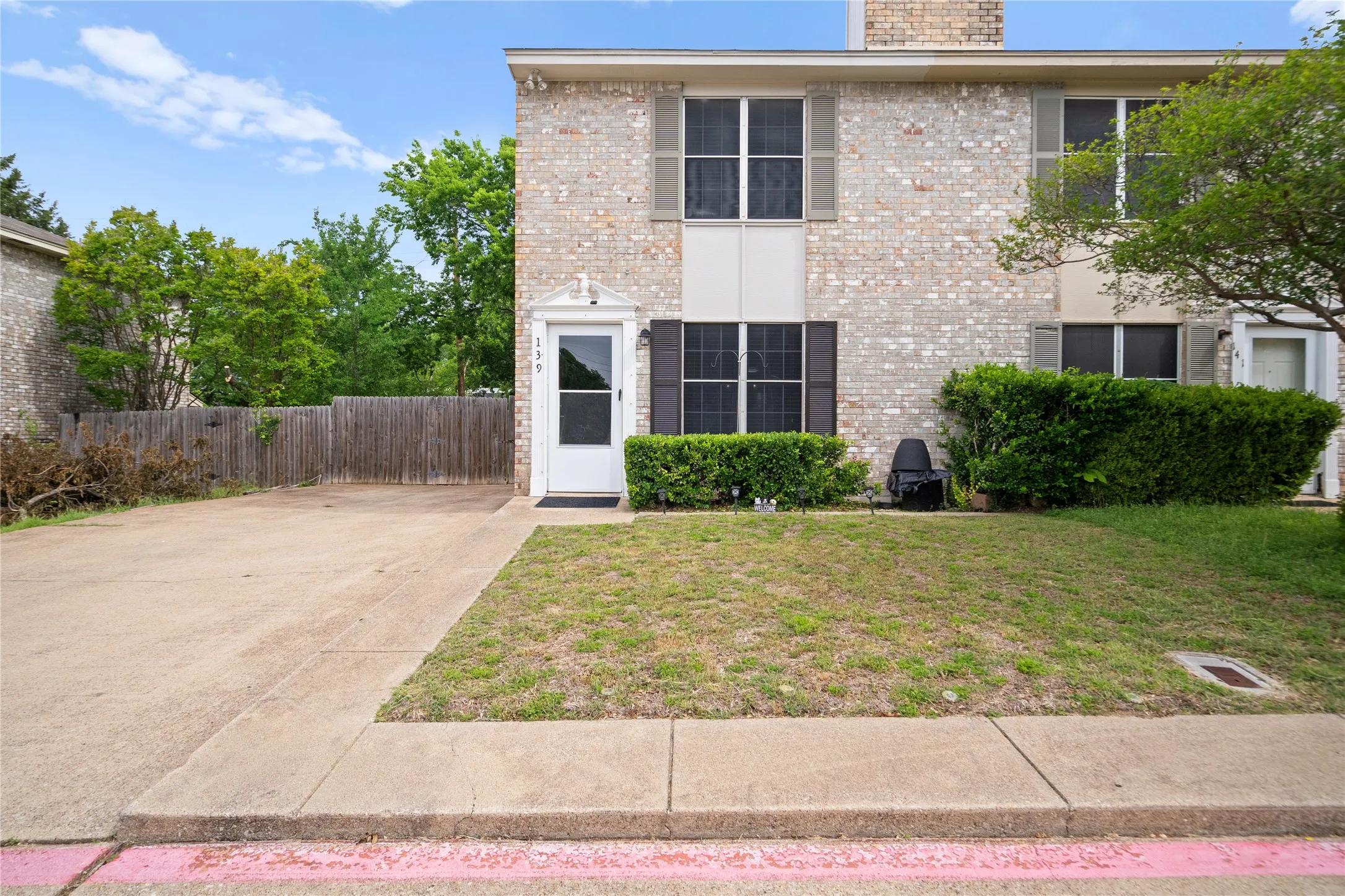 Townhouse For Sale in Dallas County , 139 Graystone Place, Duncanville, Texas 75137, 2 Bedrooms, 2 Bathrooms, Garage spaces, 1,024 Sqft, built in 1982, Price $195,000, mls#21322979, Real Estate Agent in Duncanville, Homes For Sale in Dallas county, Homes For Sale in Duncanville, Realtor in Duncanville Texas, Real Estate Brokerage Independent Realty Texas, Luminita Cordes Realtor
