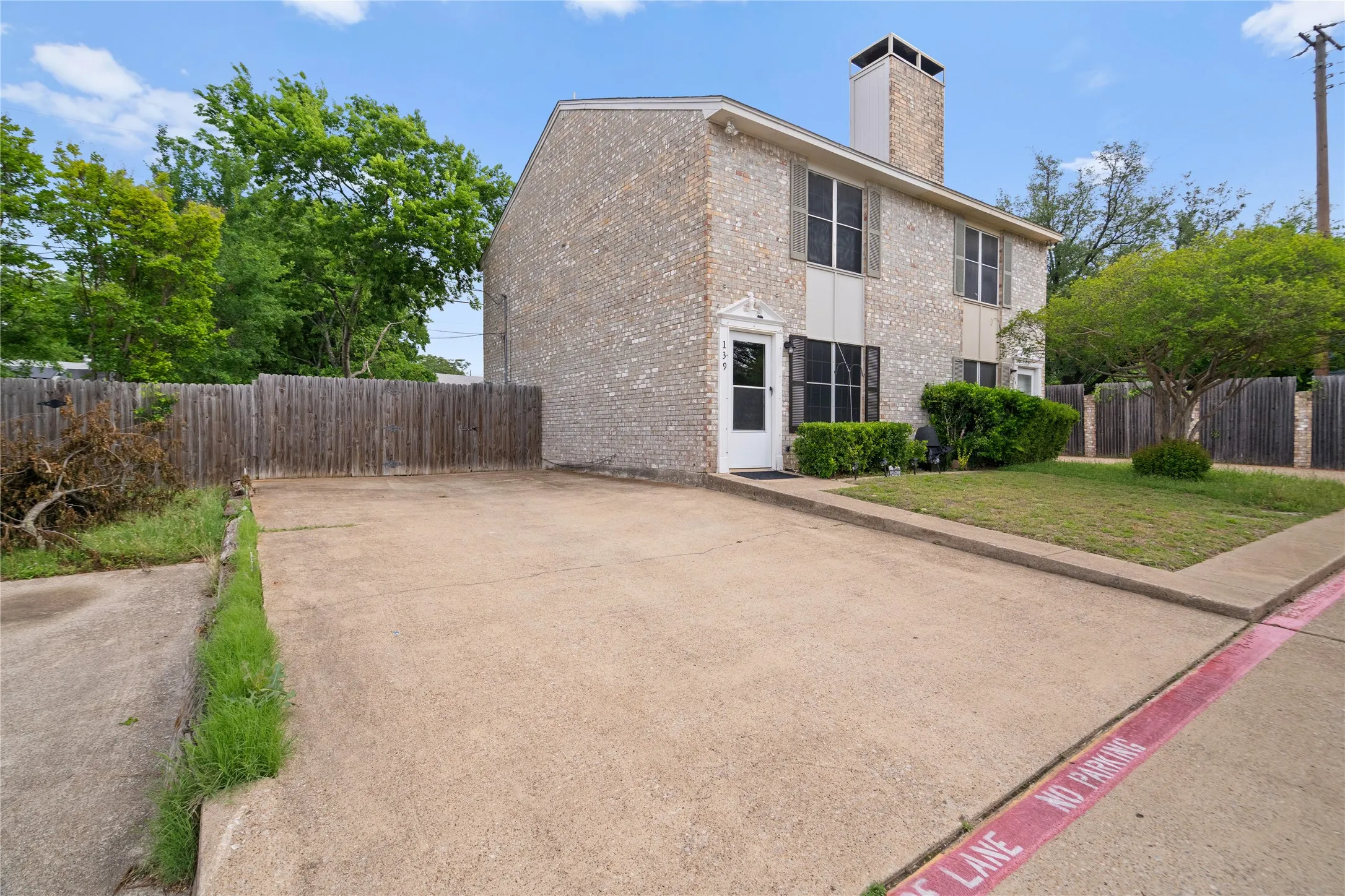 Townhouse For Sale in Dallas County , 139 Graystone Place, Duncanville, Texas 75137, 2 Bedrooms, 2 Bathrooms, Garage spaces, 1,024 Sqft, built in 1982, Price $195,000, mls#21322979, Real Estate Agent in Duncanville, Homes For Sale in Dallas county, Homes For Sale in Duncanville, Realtor in Duncanville Texas, Real Estate Brokerage Independent Realty Texas, Luminita Cordes Realtor