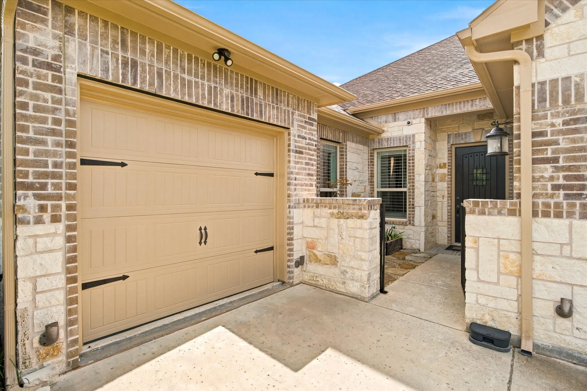 3rd car garage can be converted.