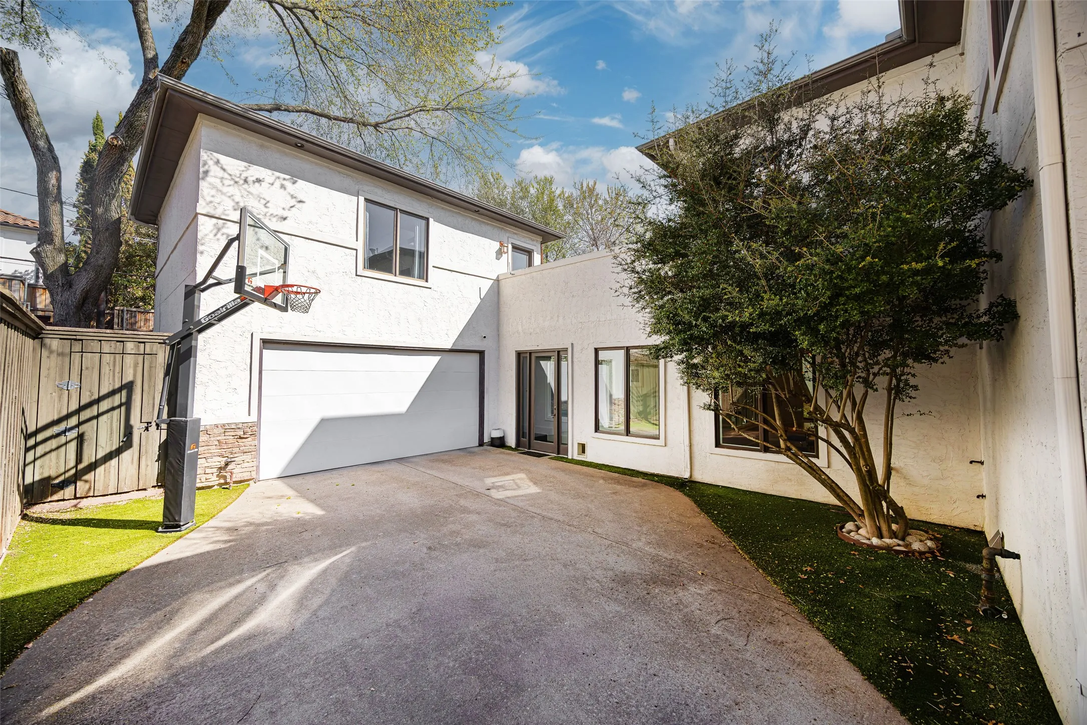 Single Family Residence For Sale in Dallas County , 6713 Lake Circle Drive, Dallas, Texas 75214, 5 Bedroom, 5 Bathroom, 2 Garage spaces, 4,800 Sqft, built in 2005, mls#21322750, Real Estate Agent in Dallas, Homes For Sale in Dallas county, Homes For Sale in Dallas, Realtor in Dallas Texas, Real Estate Brokerage Independent Realty Texas, Luminita Cordes Realtor