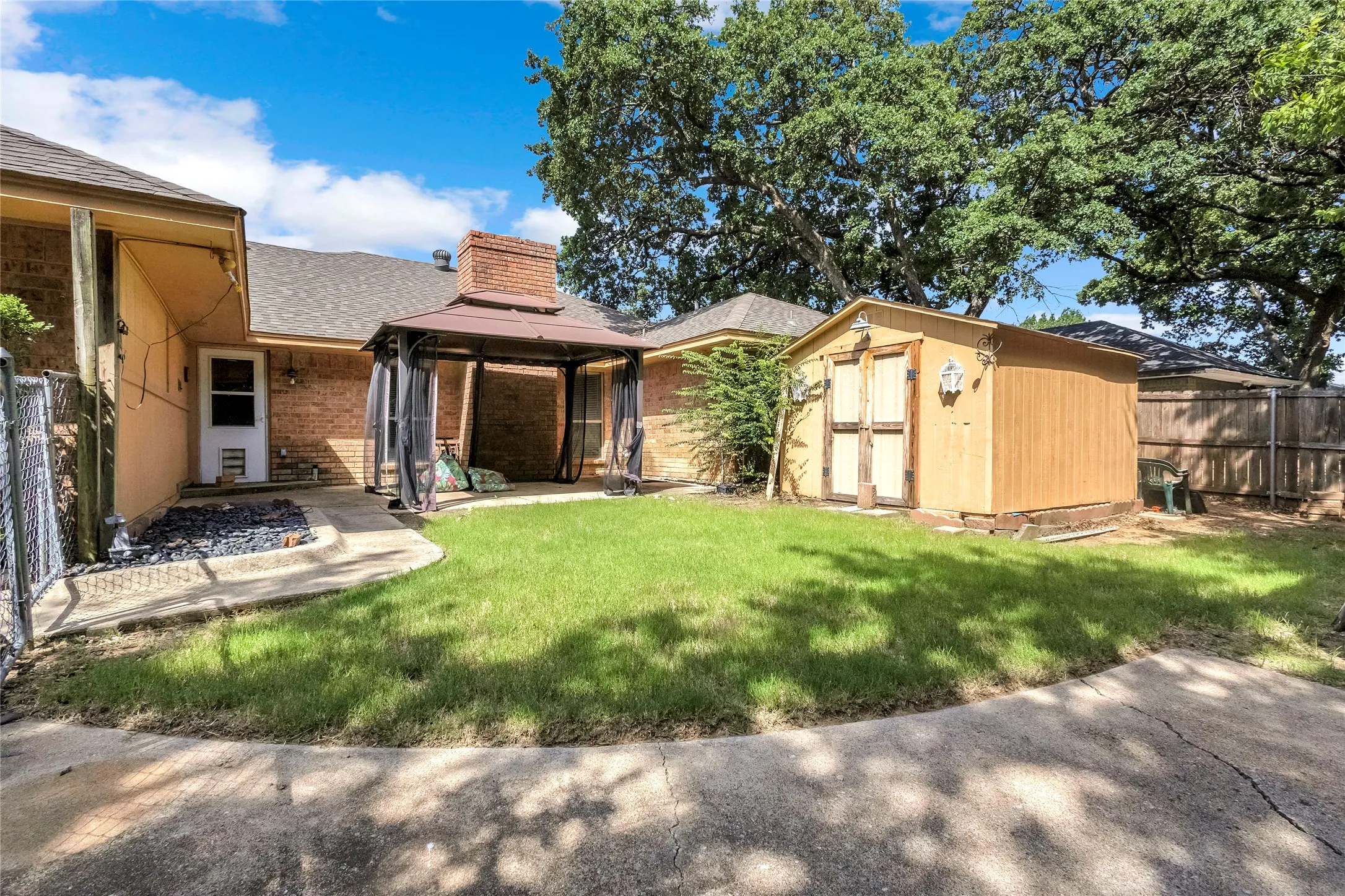 Single Family Residence For Sale in Denton County , 42 Indian Trail, Hickory Creek, Texas 75065, 3 Bedroom, 3 Bathroom, 2 Garage spaces, 2,324 Sqft, built in 1979, mls#21319844, Real Estate Agent in Hickory Creek, Homes For Sale in Denton county, Homes For Sale in Hickory Creek, Realtor in Hickory Creek Texas, Real Estate Brokerage Independent Realty Texas, Luminita Cordes Realtor
