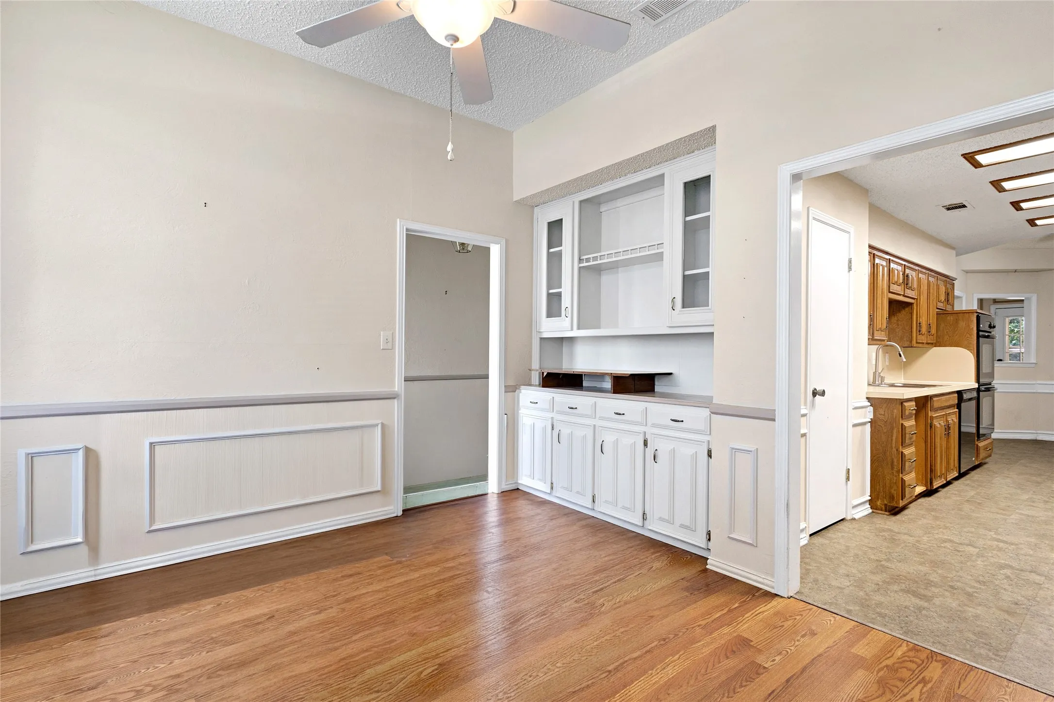 Single Family Residence For Sale in Denton County , 42 Indian Trail, Hickory Creek, Texas 75065, 3 Bedroom, 3 Bathroom, 2 Garage spaces, 2,324 Sqft, built in 1979, mls#21319844, Real Estate Agent in Hickory Creek, Homes For Sale in Denton county, Homes For Sale in Hickory Creek, Realtor in Hickory Creek Texas, Real Estate Brokerage Independent Realty Texas, Luminita Cordes Realtor