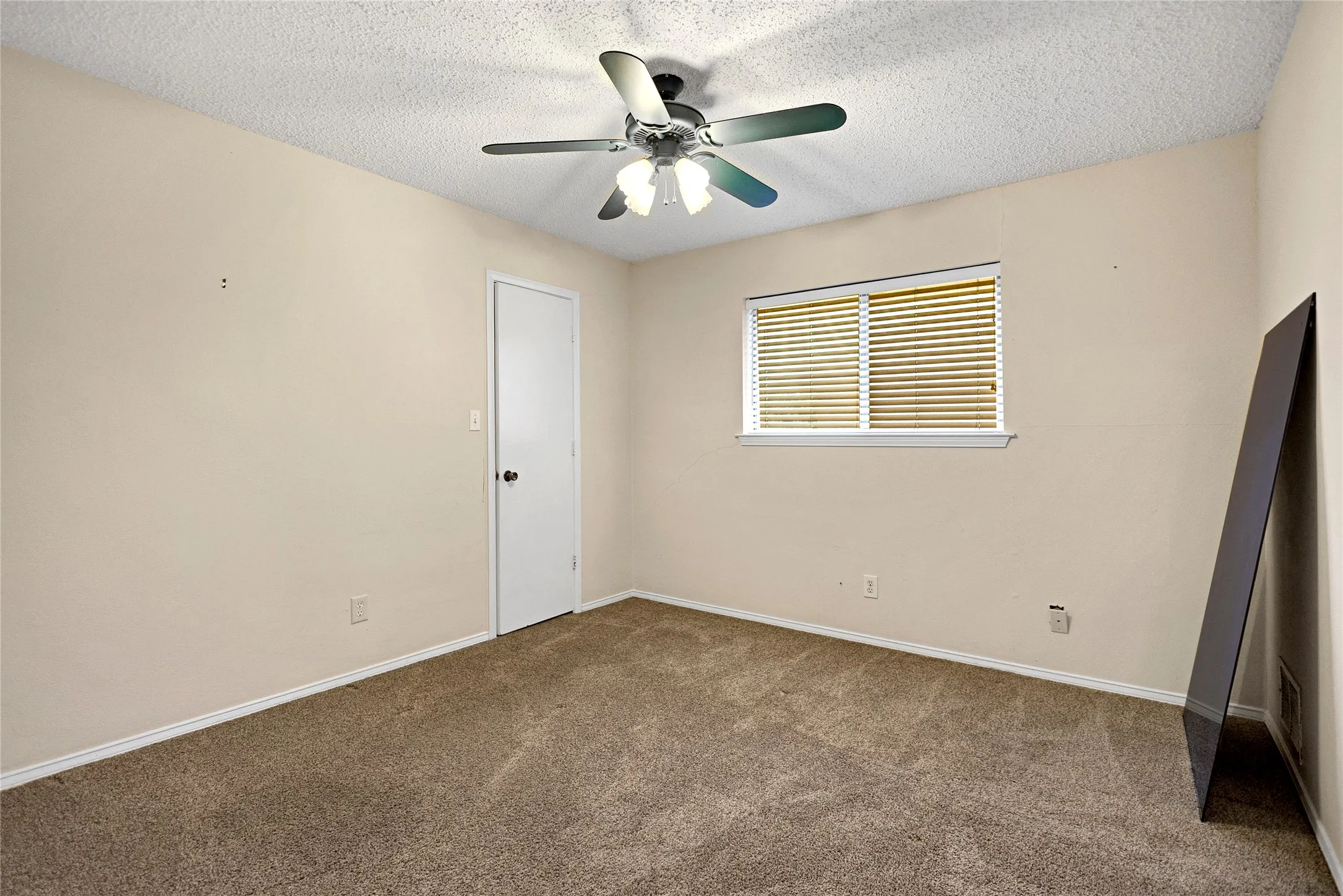 Single Family Residence For Sale in Denton County , 42 Indian Trail, Hickory Creek, Texas 75065, 3 Bedroom, 3 Bathroom, 2 Garage spaces, 2,324 Sqft, built in 1979, mls#21319844, Real Estate Agent in Hickory Creek, Homes For Sale in Denton county, Homes For Sale in Hickory Creek, Realtor in Hickory Creek Texas, Real Estate Brokerage Independent Realty Texas, Luminita Cordes Realtor