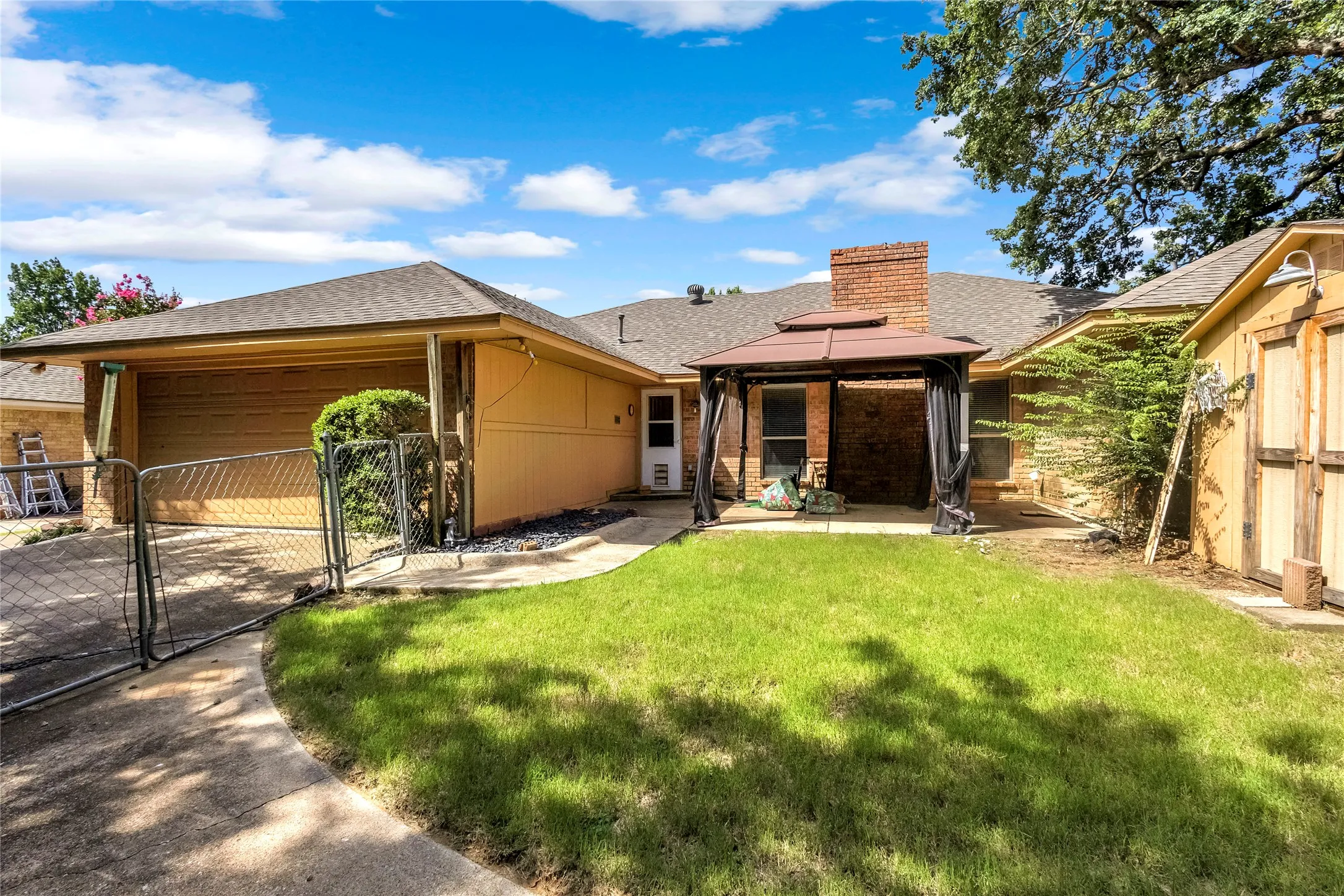 Single Family Residence For Sale in Denton County , 42 Indian Trail, Hickory Creek, Texas 75065, 3 Bedroom, 3 Bathroom, 2 Garage spaces, 2,324 Sqft, built in 1979, mls#21319844, Real Estate Agent in Hickory Creek, Homes For Sale in Denton county, Homes For Sale in Hickory Creek, Realtor in Hickory Creek Texas, Real Estate Brokerage Independent Realty Texas, Luminita Cordes Realtor