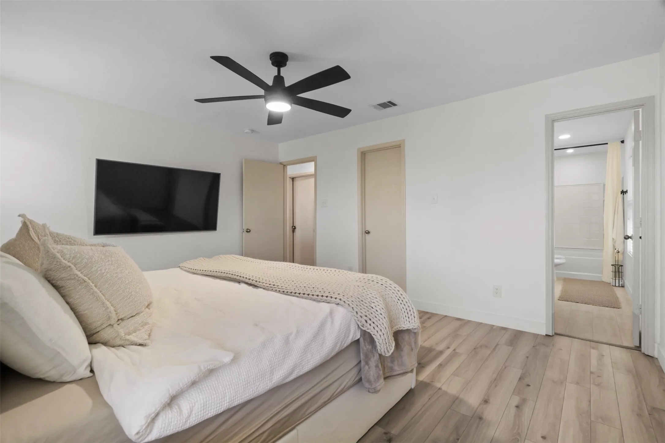 Single Family Residence For Rent in Kaufman County , 2031 Lake Trail Drive, Heartland, Texas 75126, 3 Bedroom, 2 Bathroom, 2 Garage spaces, 1,658 Sqft, built in 2007, mls#21322783, Real Estate Agent in Heartland, Homes For Rent in Kaufman county, Homes For Rent in Heartland, Realtor in Heartland Texas, Real Estate Brokerage Independent Realty Texas, Luminita Cordes Realtor