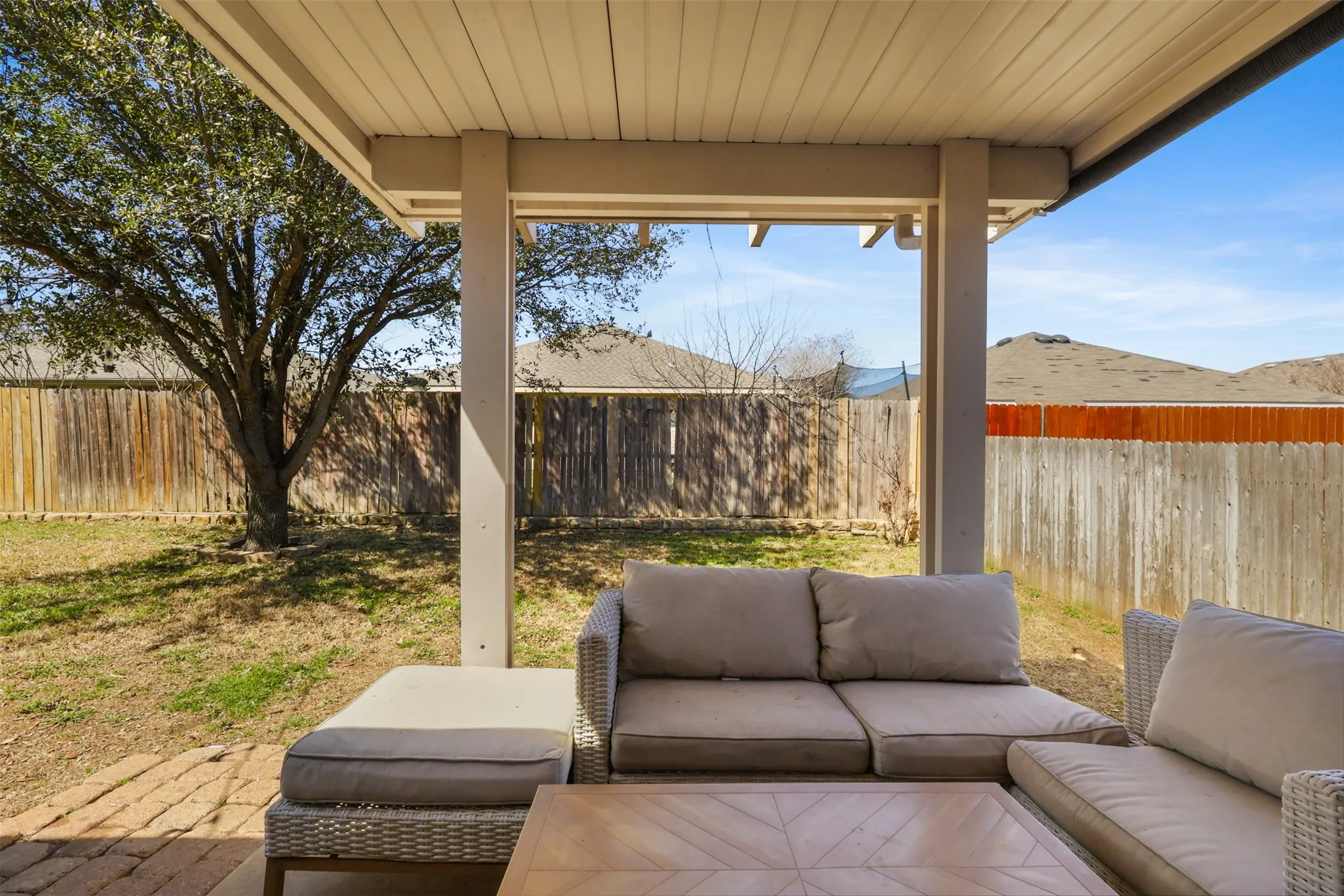 Single Family Residence For Rent in Kaufman County , 2031 Lake Trail Drive, Heartland, Texas 75126, 3 Bedroom, 2 Bathroom, 2 Garage spaces, 1,658 Sqft, built in 2007, mls#21322783, Real Estate Agent in Heartland, Homes For Rent in Kaufman county, Homes For Rent in Heartland, Realtor in Heartland Texas, Real Estate Brokerage Independent Realty Texas, Luminita Cordes Realtor