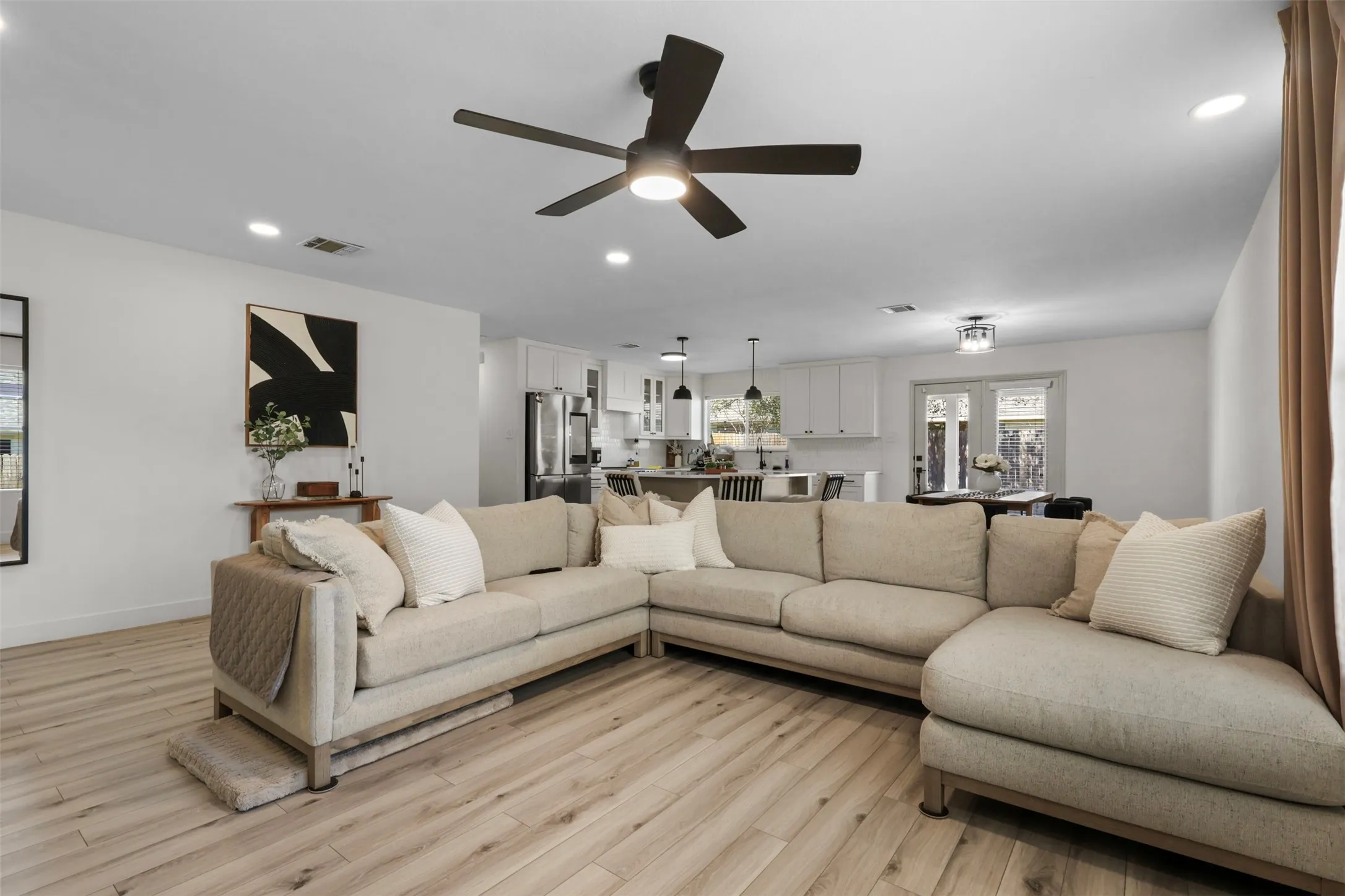 Single Family Residence For Rent in Kaufman County , 2031 Lake Trail Drive, Heartland, Texas 75126, 3 Bedroom, 2 Bathroom, 2 Garage spaces, 1,658 Sqft, built in 2007, mls#21322783, Real Estate Agent in Heartland, Homes For Rent in Kaufman county, Homes For Rent in Heartland, Realtor in Heartland Texas, Real Estate Brokerage Independent Realty Texas, Luminita Cordes Realtor