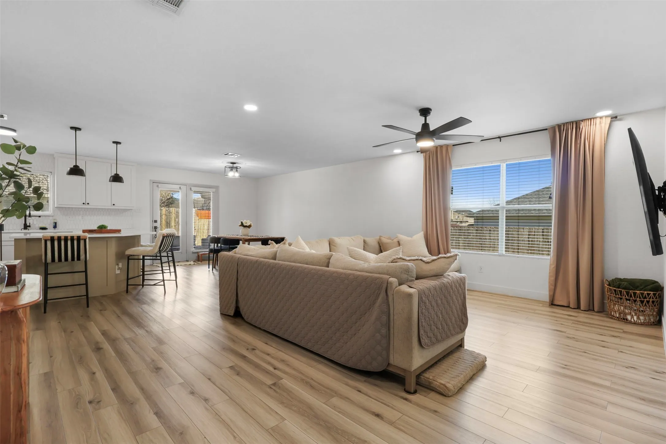 Single Family Residence For Rent in Kaufman County , 2031 Lake Trail Drive, Heartland, Texas 75126, 3 Bedroom, 2 Bathroom, 2 Garage spaces, 1,658 Sqft, built in 2007, mls#21322783, Real Estate Agent in Heartland, Homes For Rent in Kaufman county, Homes For Rent in Heartland, Realtor in Heartland Texas, Real Estate Brokerage Independent Realty Texas, Luminita Cordes Realtor