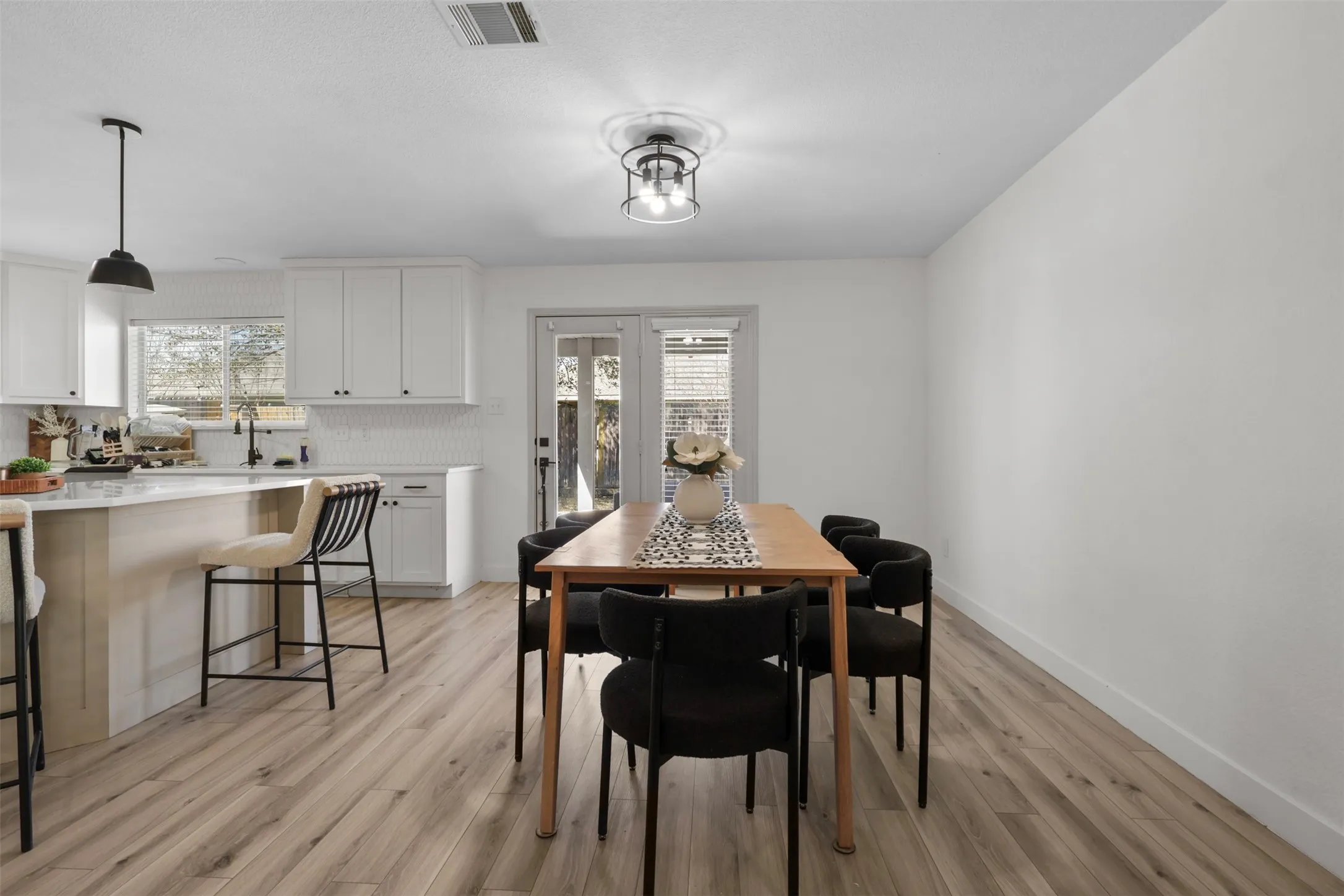Single Family Residence For Rent in Kaufman County , 2031 Lake Trail Drive, Heartland, Texas 75126, 3 Bedroom, 2 Bathroom, 2 Garage spaces, 1,658 Sqft, built in 2007, mls#21322783, Real Estate Agent in Heartland, Homes For Rent in Kaufman county, Homes For Rent in Heartland, Realtor in Heartland Texas, Real Estate Brokerage Independent Realty Texas, Luminita Cordes Realtor